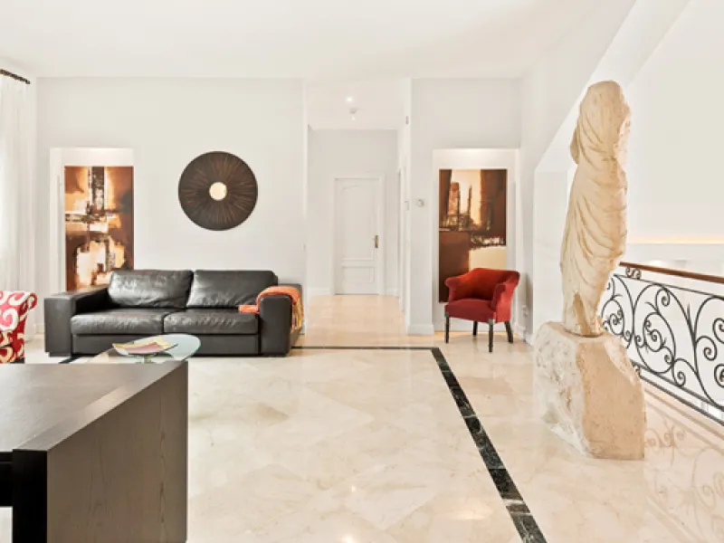 A fabulous 6 bedroom family residence uniquely situated in an elevated position front line to Los Naranjos Golf course thus boasting amazing open views.