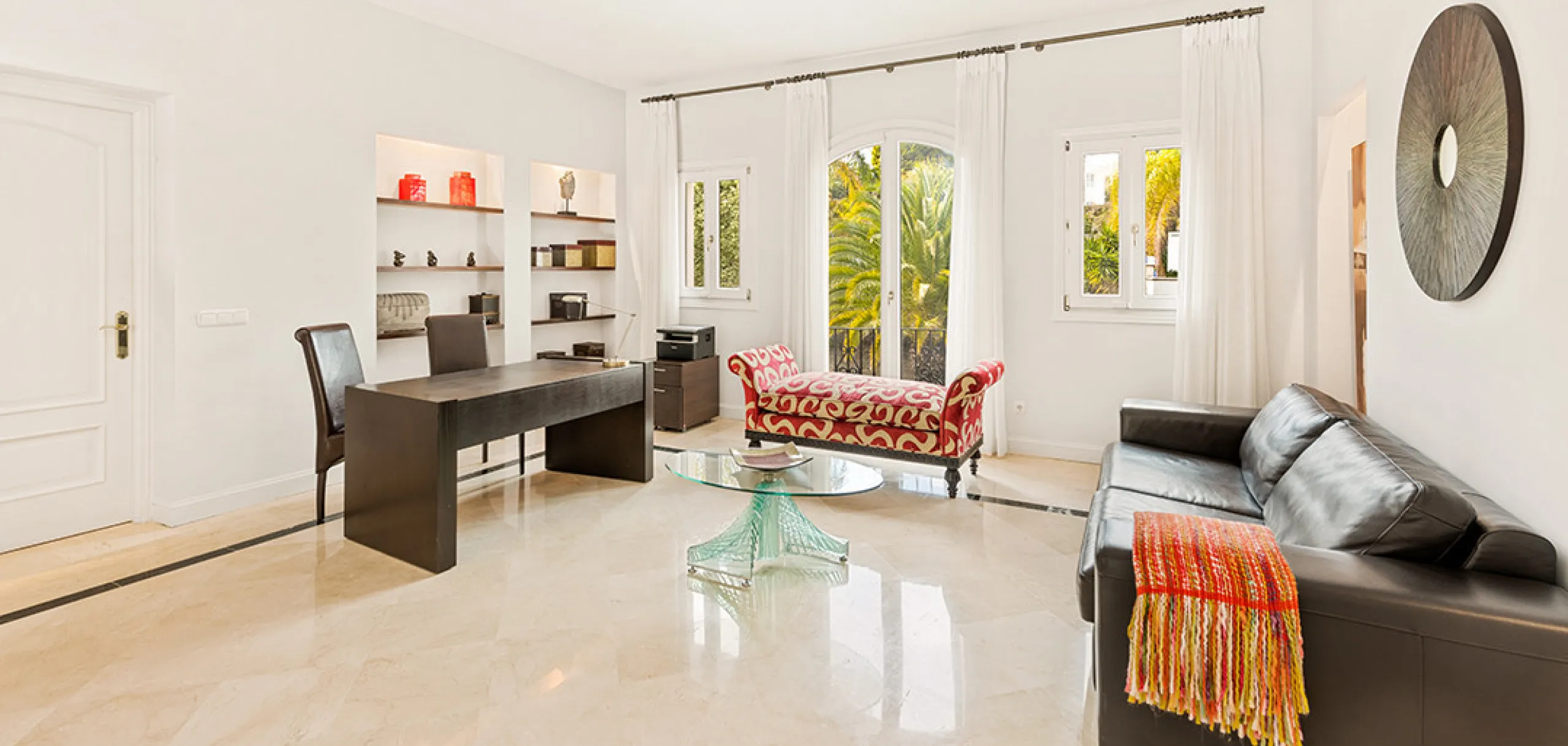 A fabulous 6 bedroom family residence uniquely situated in an elevated position front line to Los Naranjos Golf course thus boasting amazing open views.