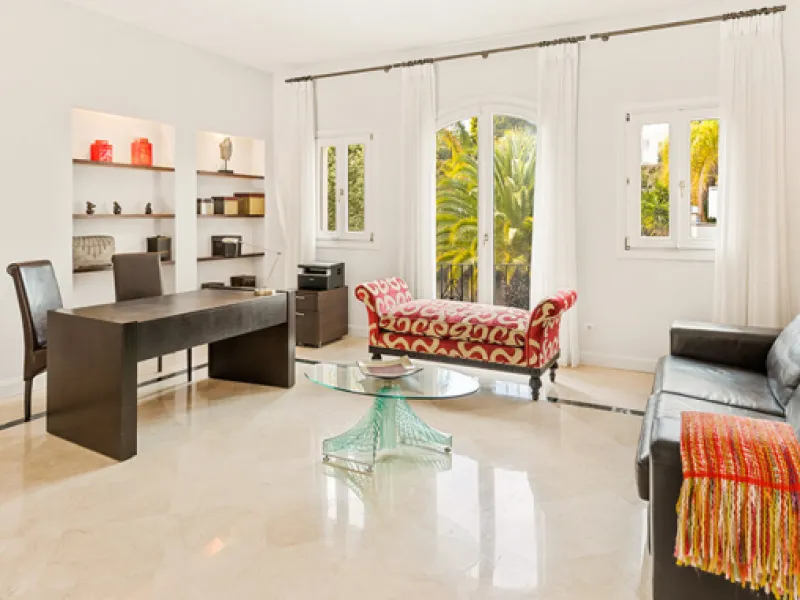A fabulous 6 bedroom family residence uniquely situated in an elevated position front line to Los Naranjos Golf course thus boasting amazing open views.