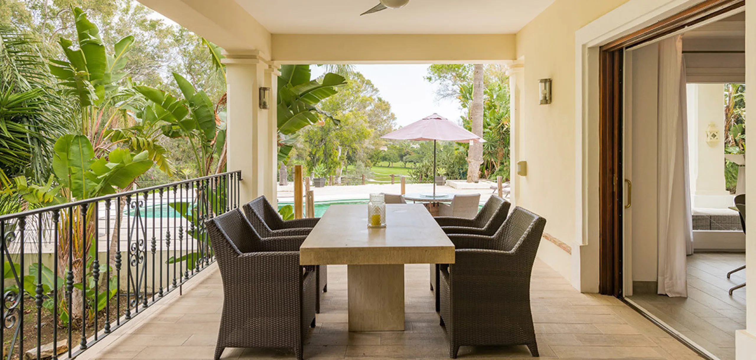 A fabulous 6 bedroom family residence uniquely situated in an elevated position front line to Los Naranjos Golf course thus boasting amazing open views.