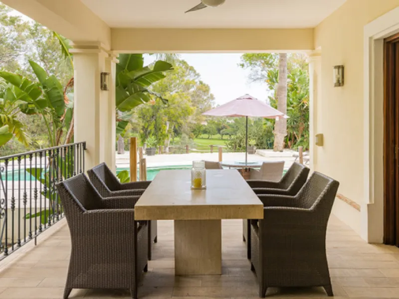 A fabulous 6 bedroom family residence uniquely situated in an elevated position front line to Los Naranjos Golf course thus boasting amazing open views.