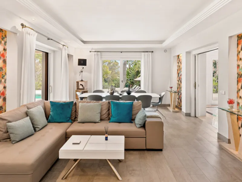 A fabulous 6 bedroom family residence uniquely situated in an elevated position front line to Los Naranjos Golf course thus boasting amazing open views.