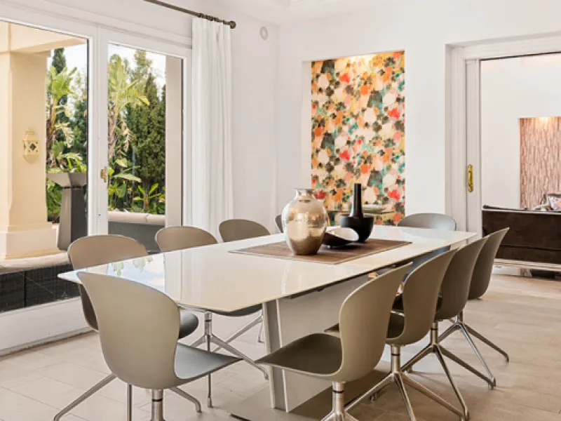 A fabulous 6 bedroom family residence uniquely situated in an elevated position front line to Los Naranjos Golf course thus boasting amazing open views.