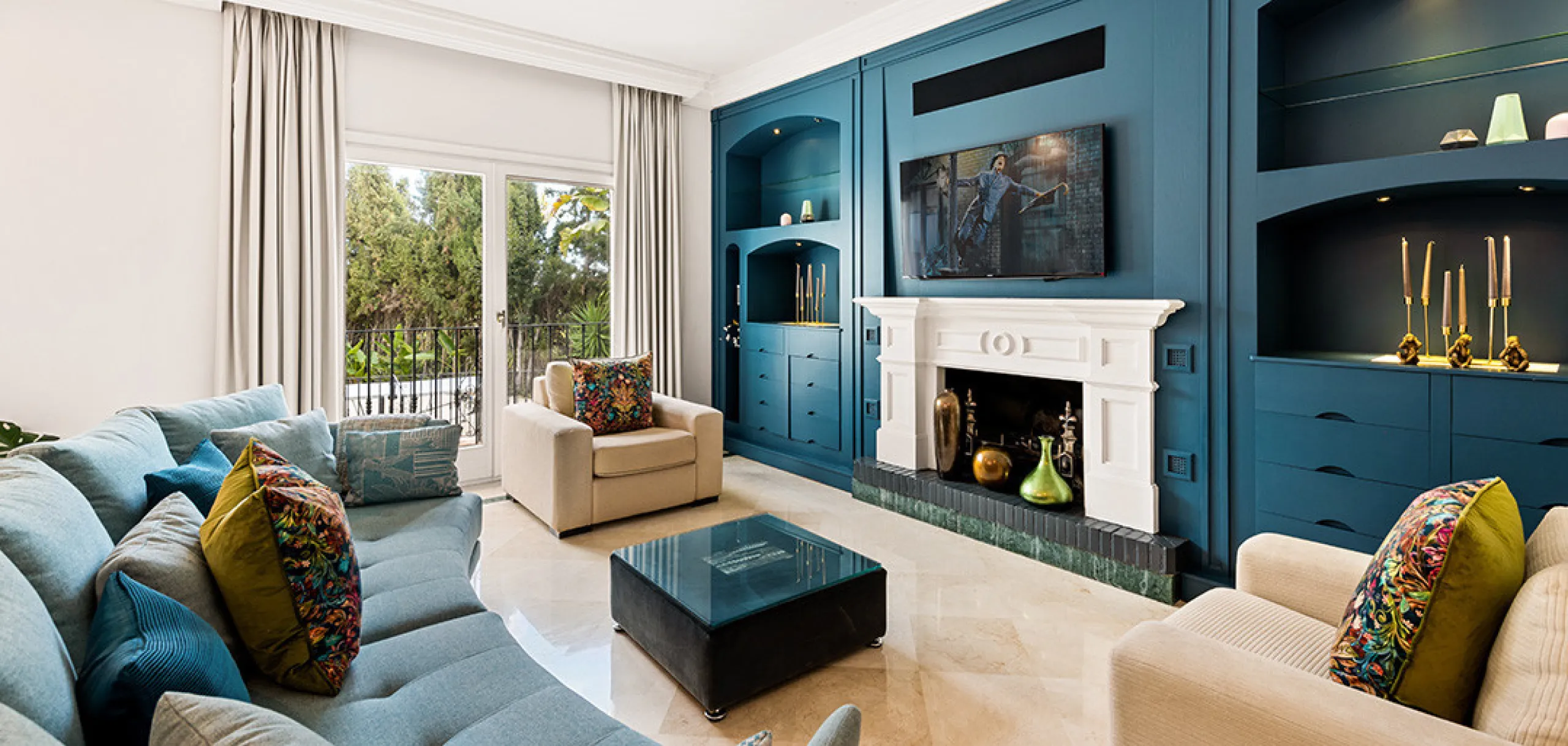 A fabulous 6 bedroom family residence uniquely situated in an elevated position front line to Los Naranjos Golf course thus boasting amazing open views.