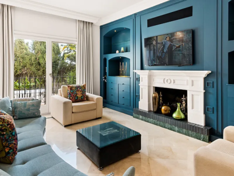 A fabulous 6 bedroom family residence uniquely situated in an elevated position front line to Los Naranjos Golf course thus boasting amazing open views.