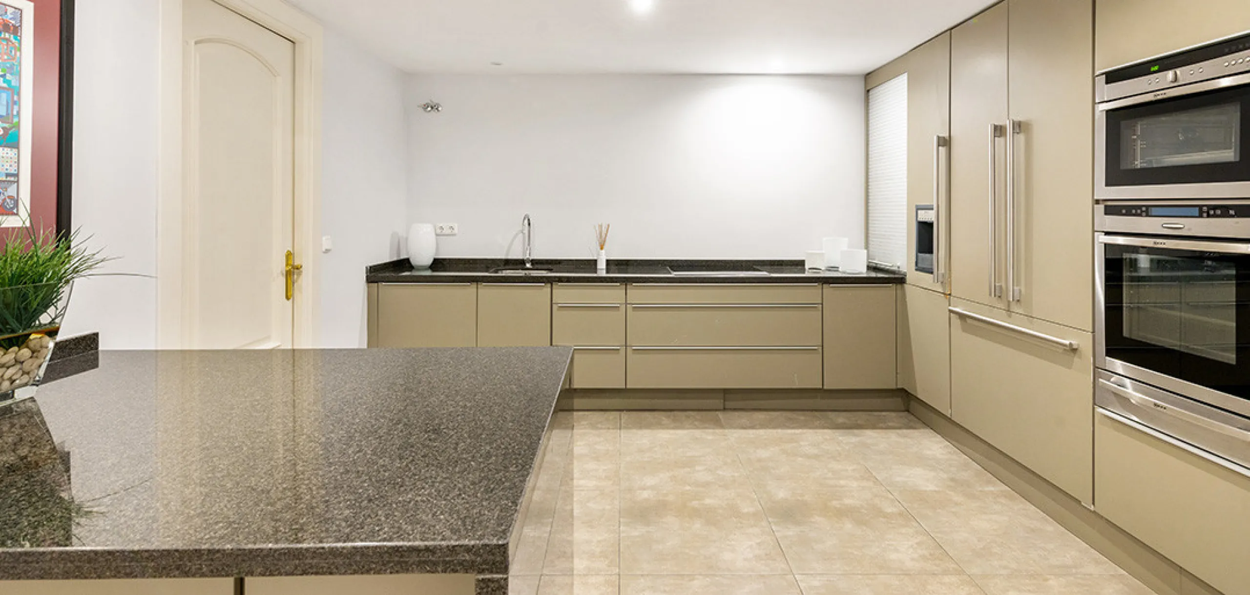 A fabulous 6 bedroom family residence uniquely situated in an elevated position front line to Los Naranjos Golf course thus boasting amazing open views.