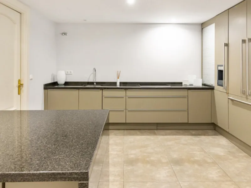 A fabulous 6 bedroom family residence uniquely situated in an elevated position front line to Los Naranjos Golf course thus boasting amazing open views.
