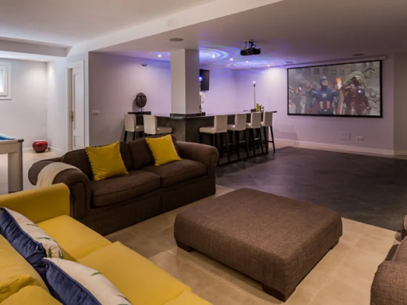 A fabulous 6 bedroom family residence uniquely situated in an elevated position front line to Los Naranjos Golf course thus boasting amazing open views.