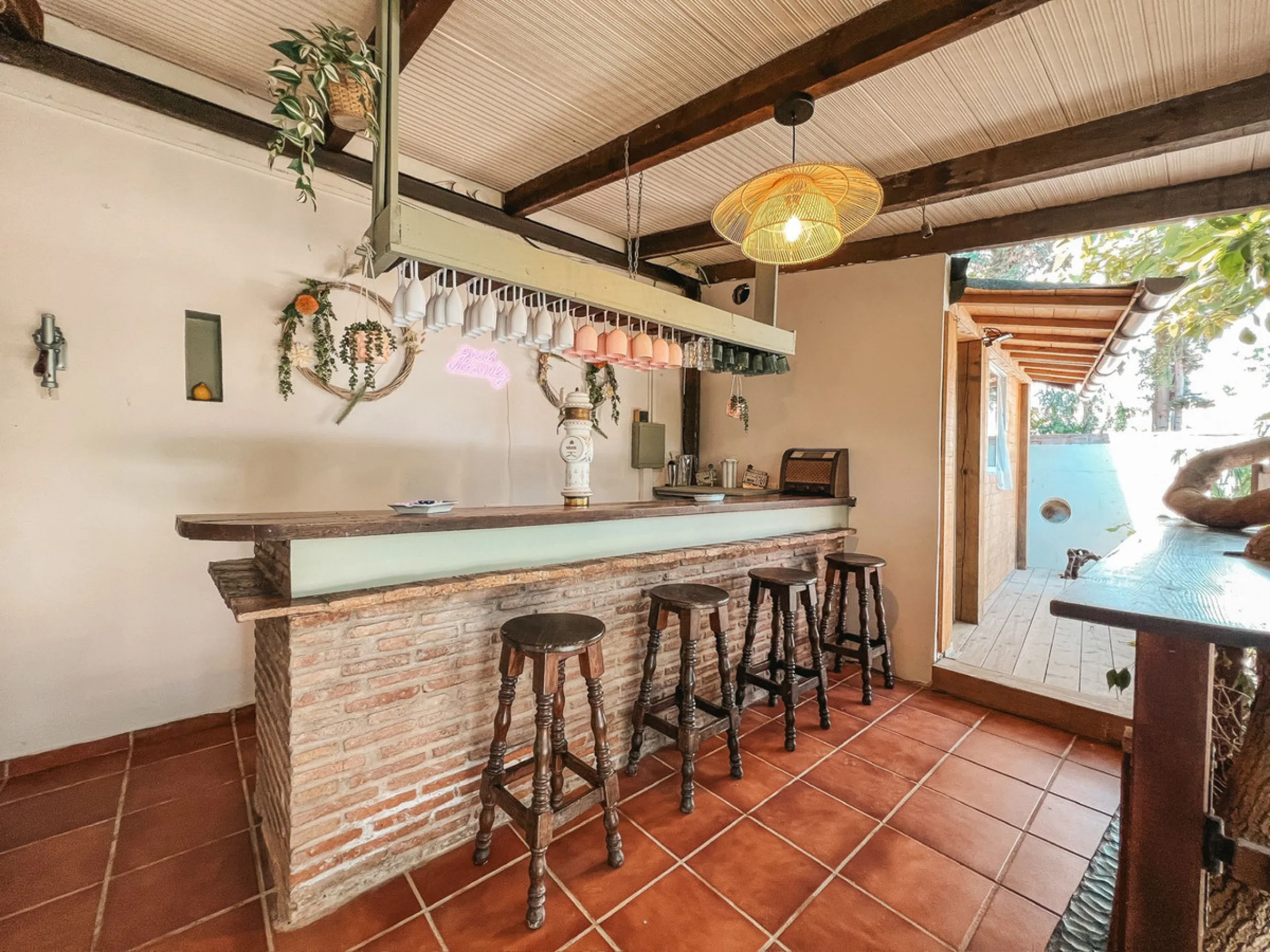 Diese außergewöhnliche Villa in der begehrten Wohngegend Los Jazmines von San Pedro de Alcantara, Malaga, bietet eine ausgezeichnete Gelegenheit für Wohnzwecke oder eine rentable Investition. Das Objekt verfügt über einen gültigen