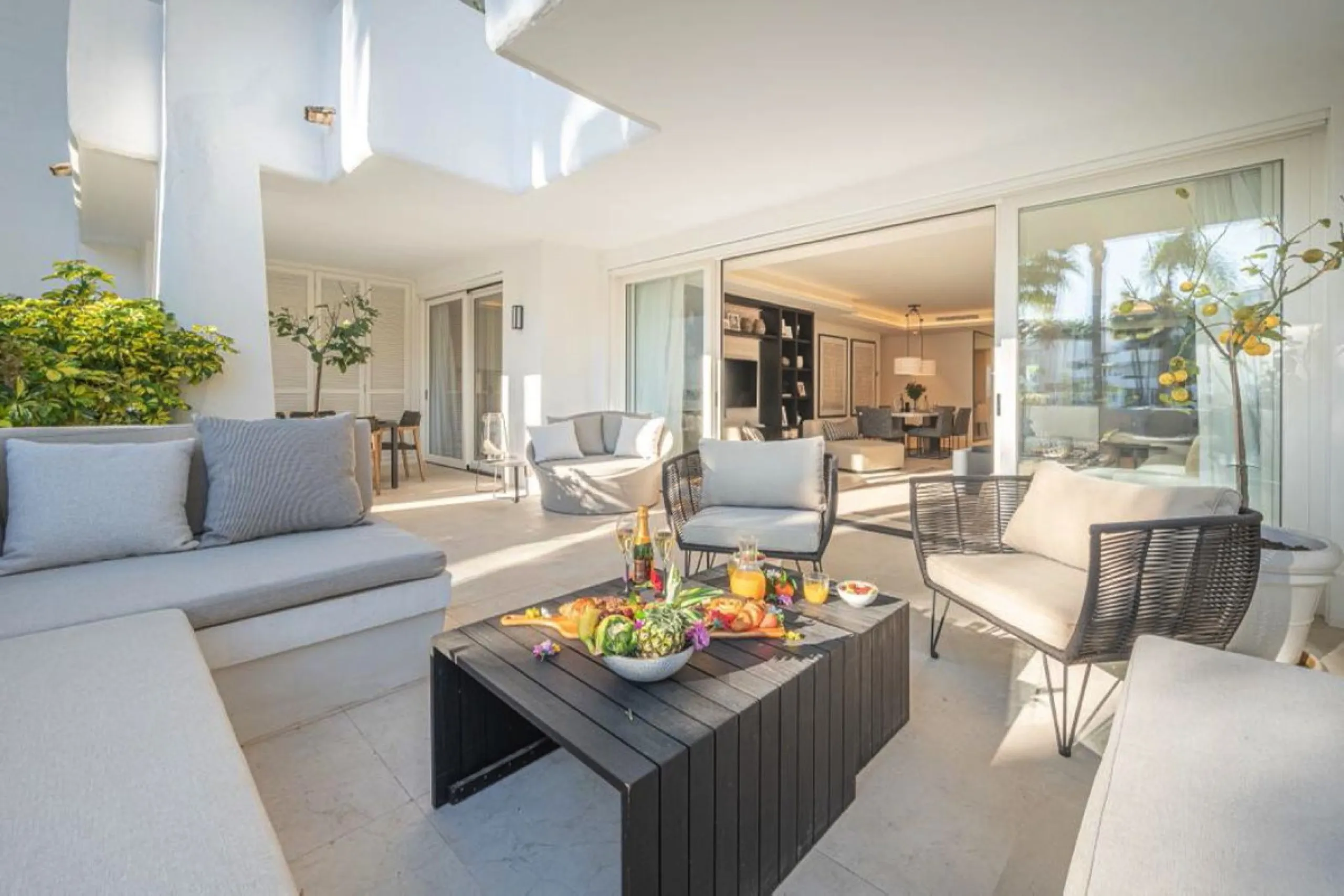 Apartment - Ground Floor Apartment в продаже в Marbella, Málaga. В доме 3 спален и 3 ванных комнат. Площадь дома 138 м²