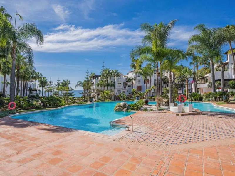 Apartment - Ground Floor Apartment в продаже в Marbella, Málaga. В доме 3 спален и 3 ванных комнат. Площадь дома 138 м²