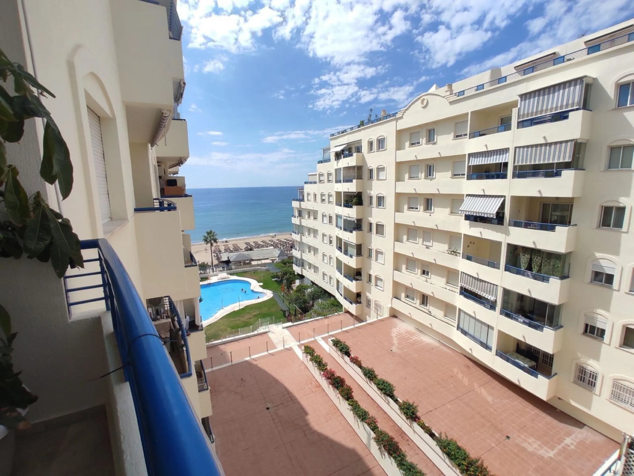 This apartment is located on the front line of one of the best beaches in Marbella, offering a privileged location to enjoy the sun and the sea. It is also situated in a wider setting of natural sand .