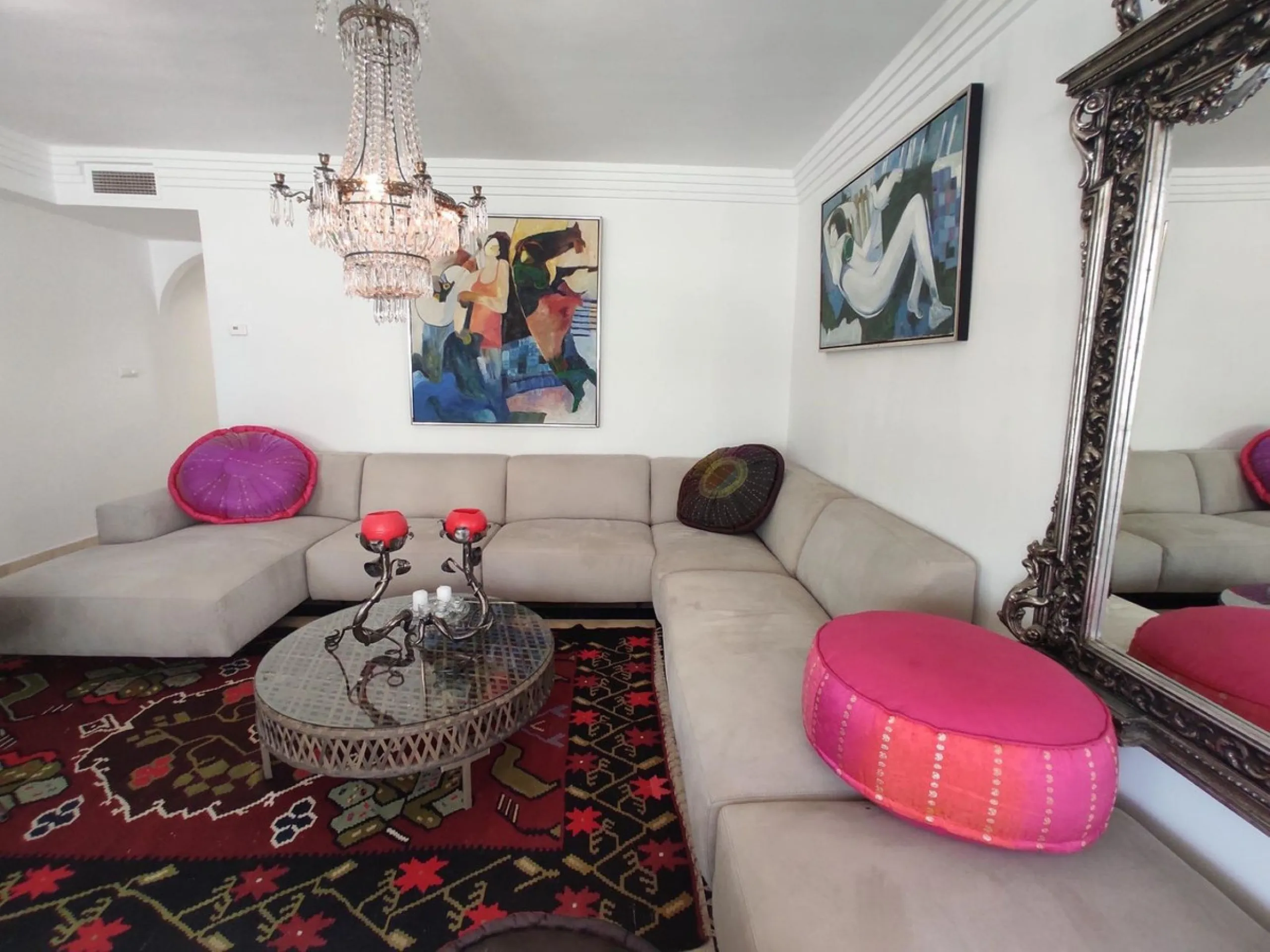 This apartment is located on the front line of one of the best beaches in Marbella, offering a privileged location to enjoy the sun and the sea. It is also situated in a wider setting of natural sand .