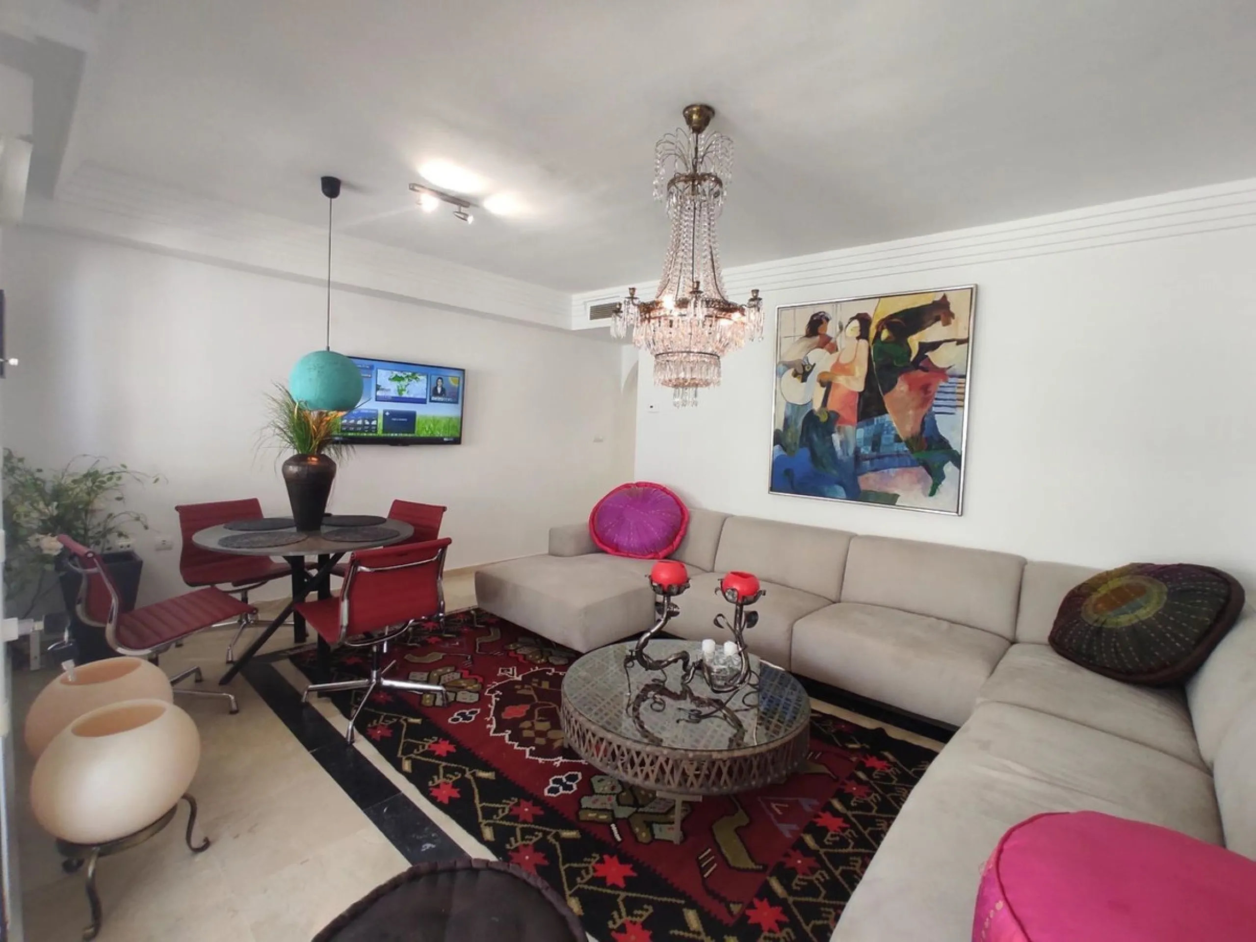 This apartment is located on the front line of one of the best beaches in Marbella, offering a privileged location to enjoy the sun and the sea. It is also situated in a wider setting of natural sand .