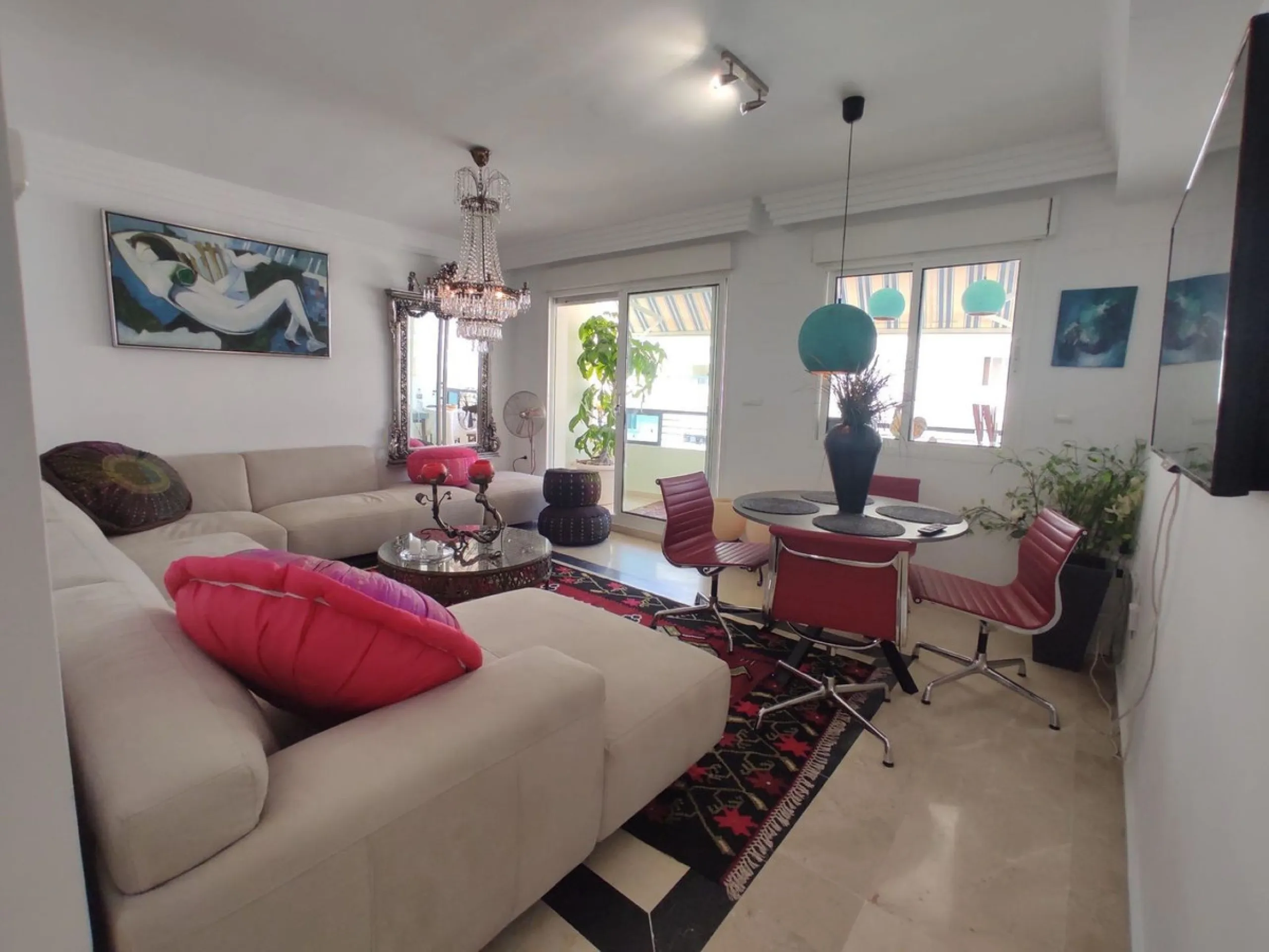 This apartment is located on the front line of one of the best beaches in Marbella, offering a privileged location to enjoy the sun and the sea. It is also situated in a wider setting of natural sand .