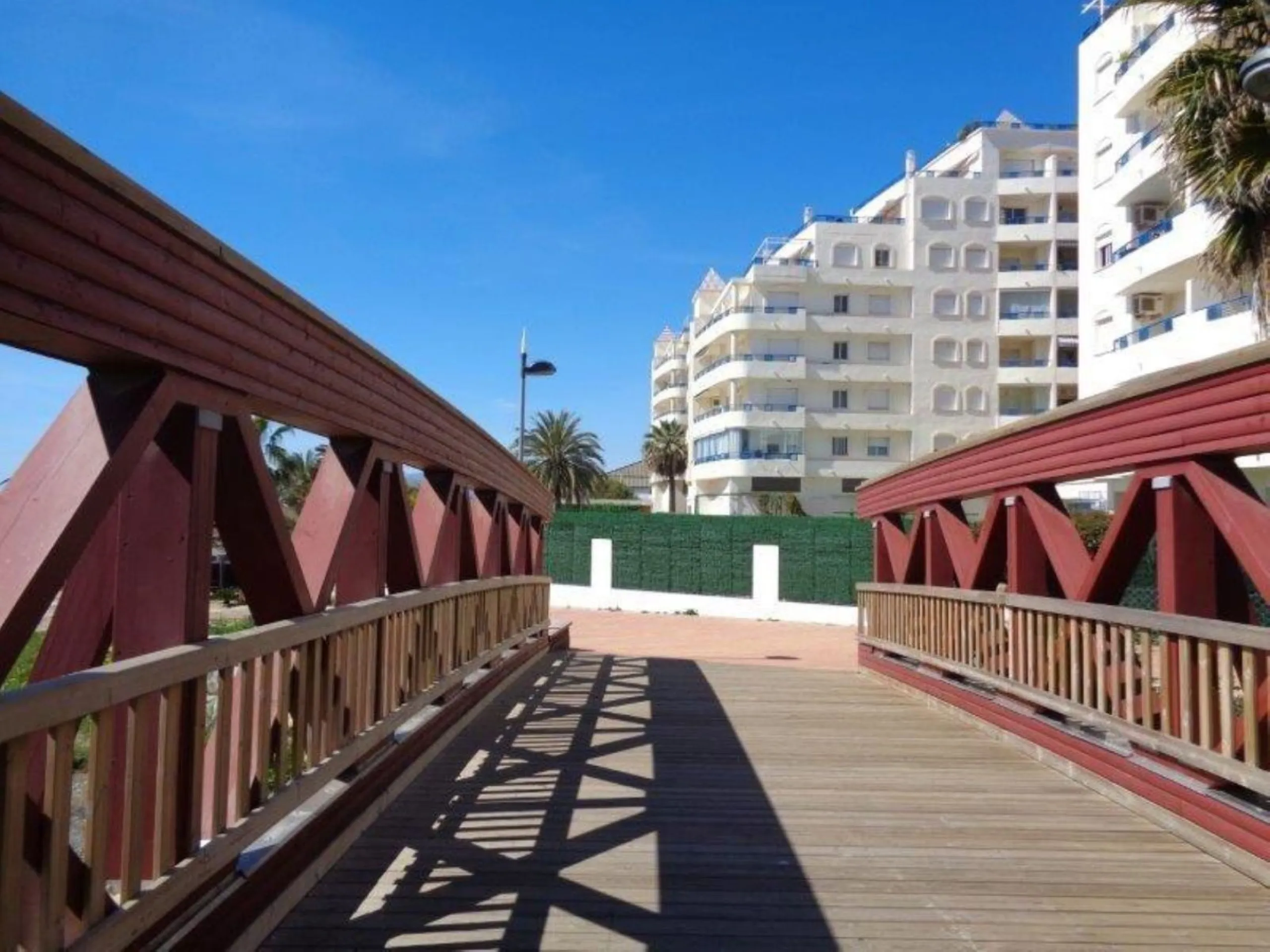 This apartment is located on the front line of one of the best beaches in Marbella, offering a privileged location to enjoy the sun and the sea. It is also situated in a wider setting of natural sand .