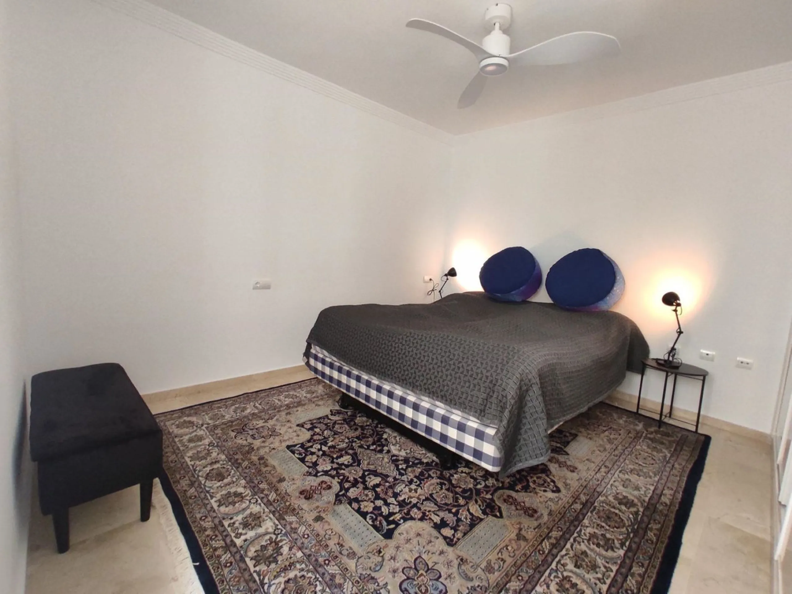 This apartment is located on the front line of one of the best beaches in Marbella, offering a privileged location to enjoy the sun and the sea. It is also situated in a wider setting of natural sand .