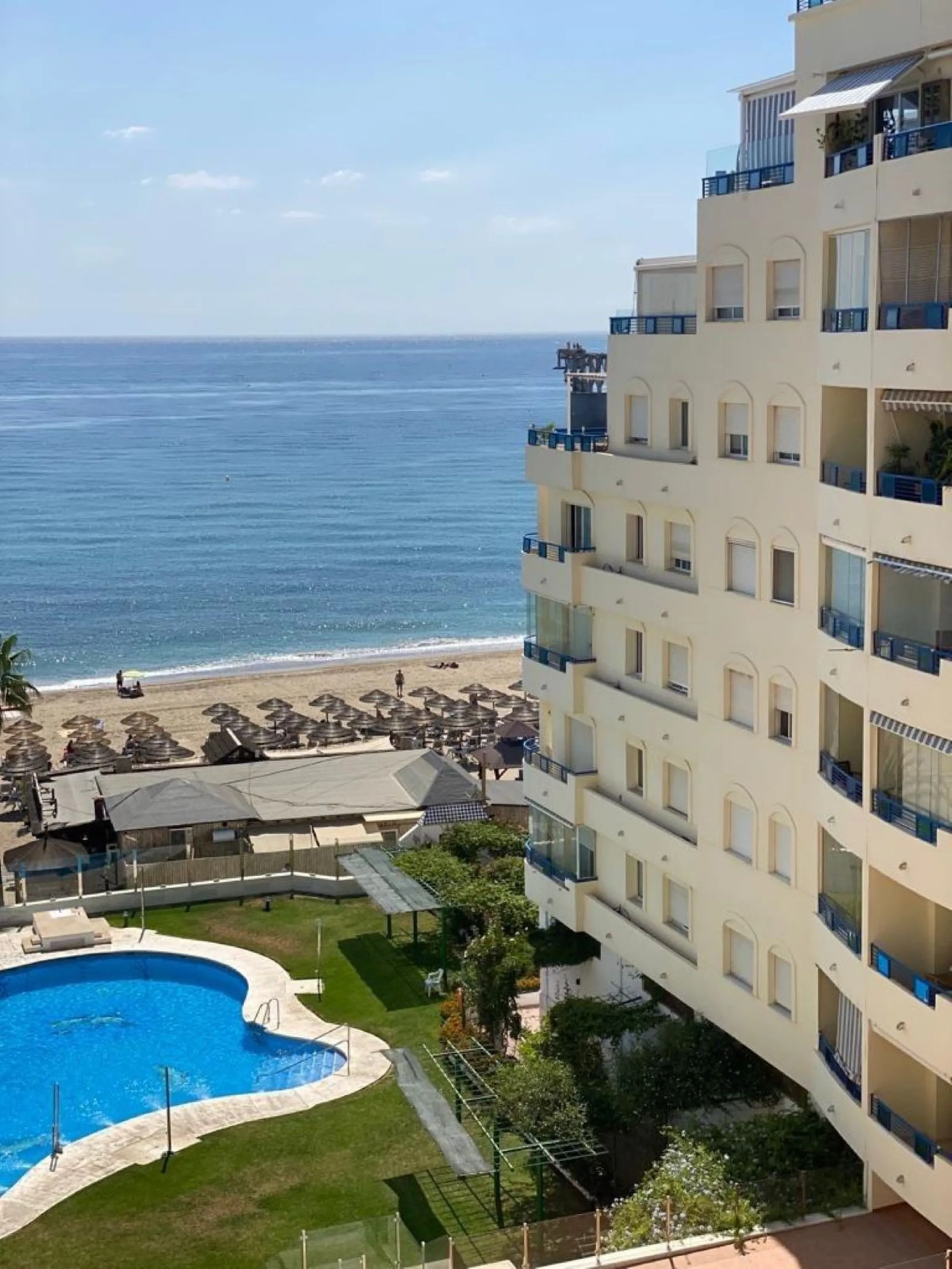 This apartment is located on the front line of one of the best beaches in Marbella, offering a privileged location to enjoy the sun and the sea. It is also situated in a wider setting of natural sand .