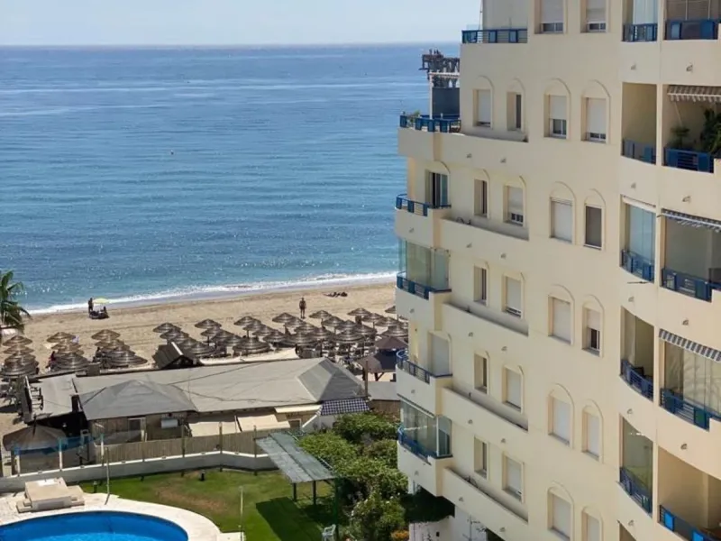 This apartment is located on the front line of one of the best beaches in Marbella, offering a privileged location to enjoy the sun and the sea. It is also situated in a wider setting of natural sand .