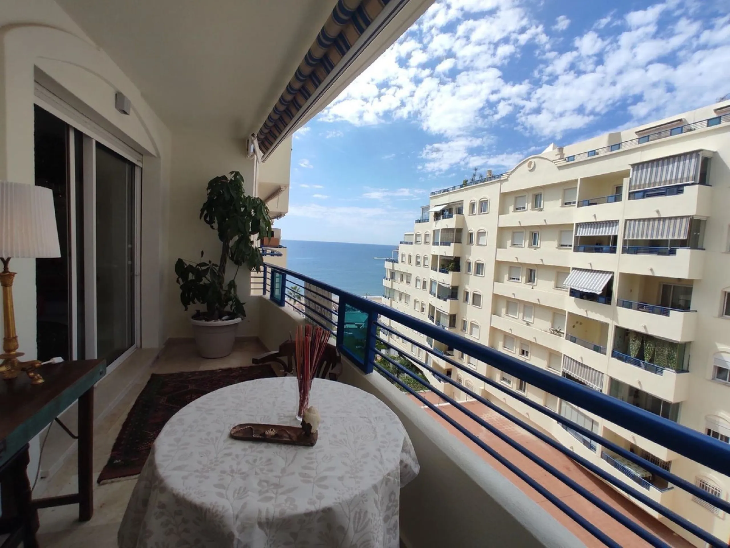 This apartment is located on the front line of one of the best beaches in Marbella, offering a privileged location to enjoy the sun and the sea. It is also situated in a wider setting of natural sand .