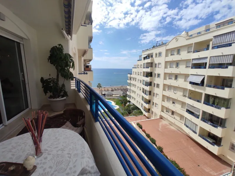 This apartment is located on the front line of one of the best beaches in Marbella, offering a privileged location to enjoy the sun and the sea. It is also situated in a wider setting of natural sand .