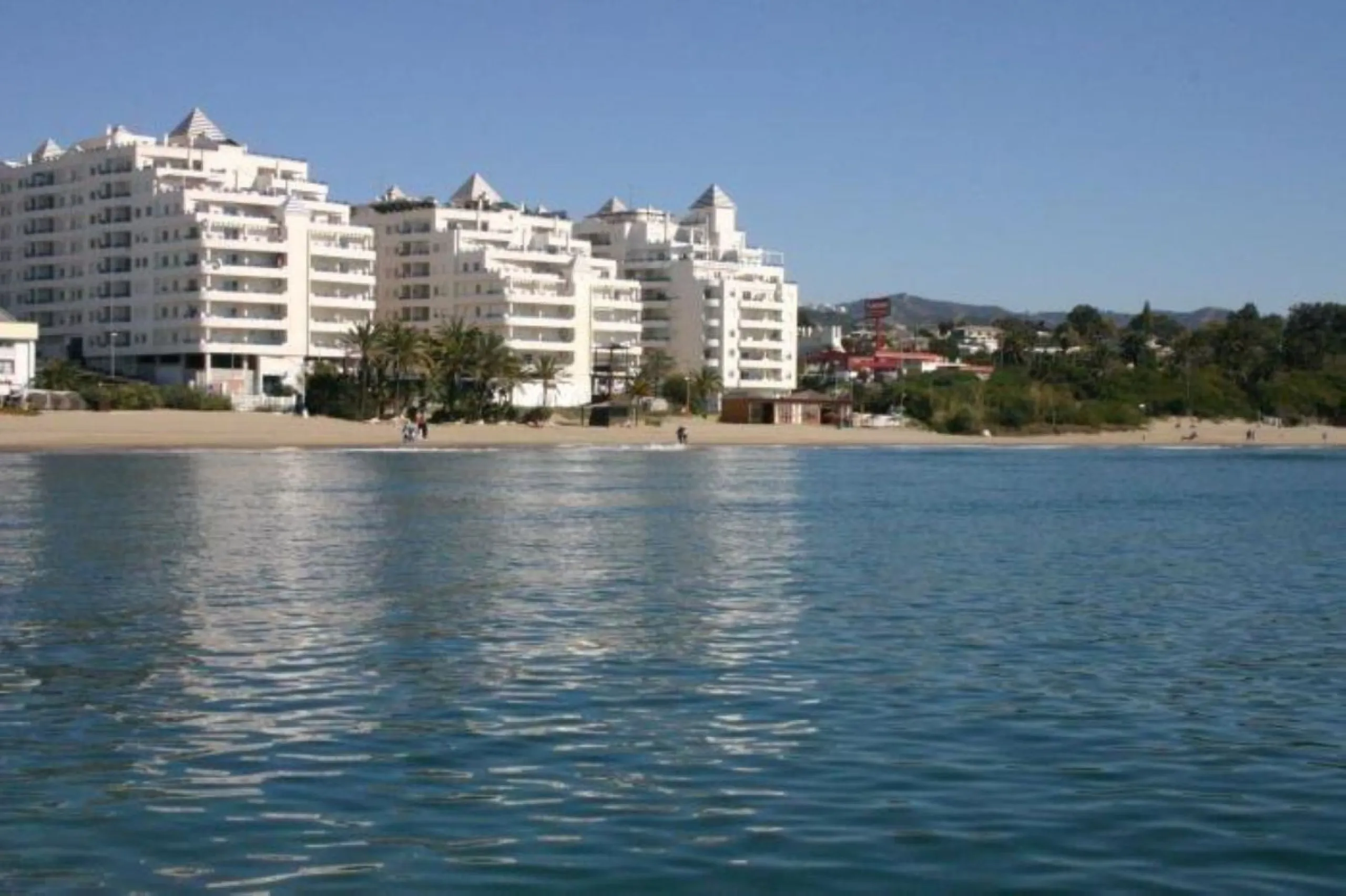 This apartment is located on the front line of one of the best beaches in Marbella, offering a privileged location to enjoy the sun and the sea. It is also situated in a wider setting of natural sand .
