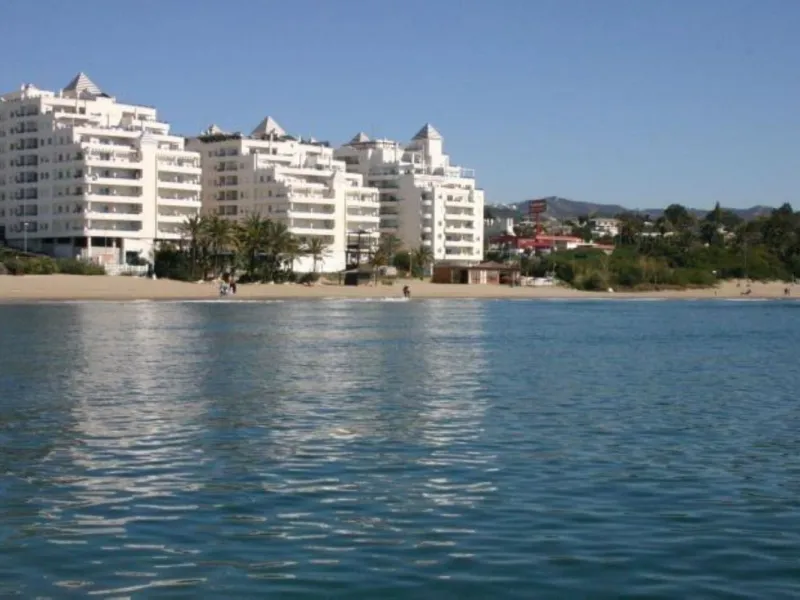 This apartment is located on the front line of one of the best beaches in Marbella, offering a privileged location to enjoy the sun and the sea. It is also situated in a wider setting of natural sand .