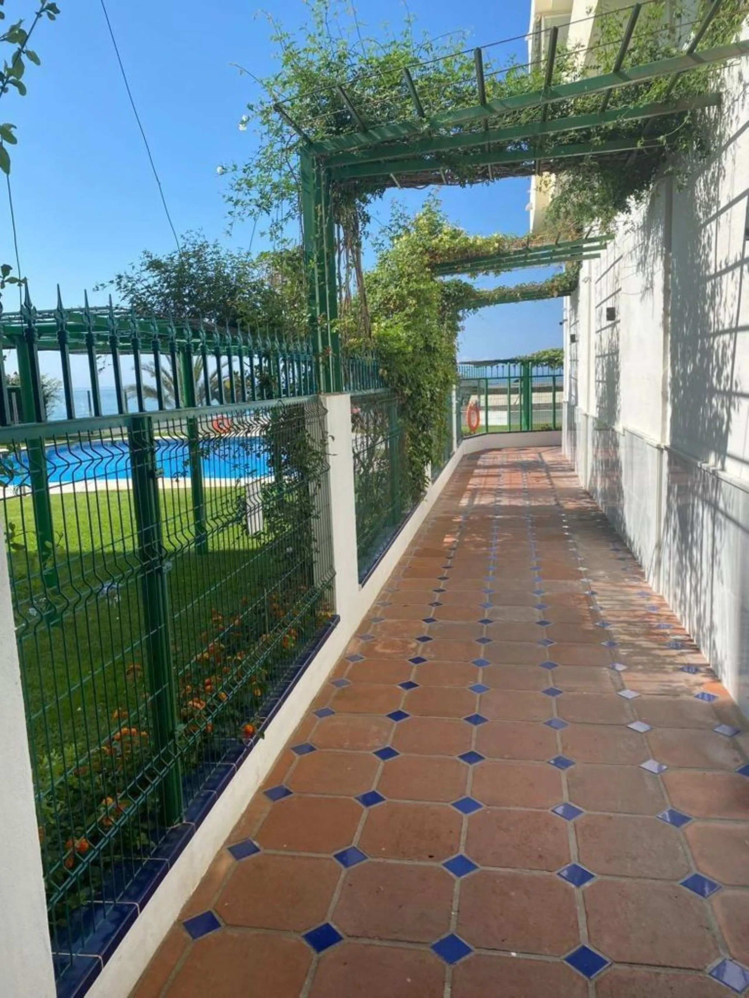 This apartment is located on the front line of one of the best beaches in Marbella, offering a privileged location to enjoy the sun and the sea. It is also situated in a wider setting of natural sand .