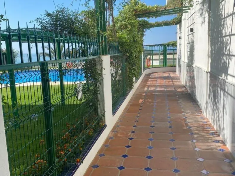 This apartment is located on the front line of one of the best beaches in Marbella, offering a privileged location to enjoy the sun and the sea. It is also situated in a wider setting of natural sand .