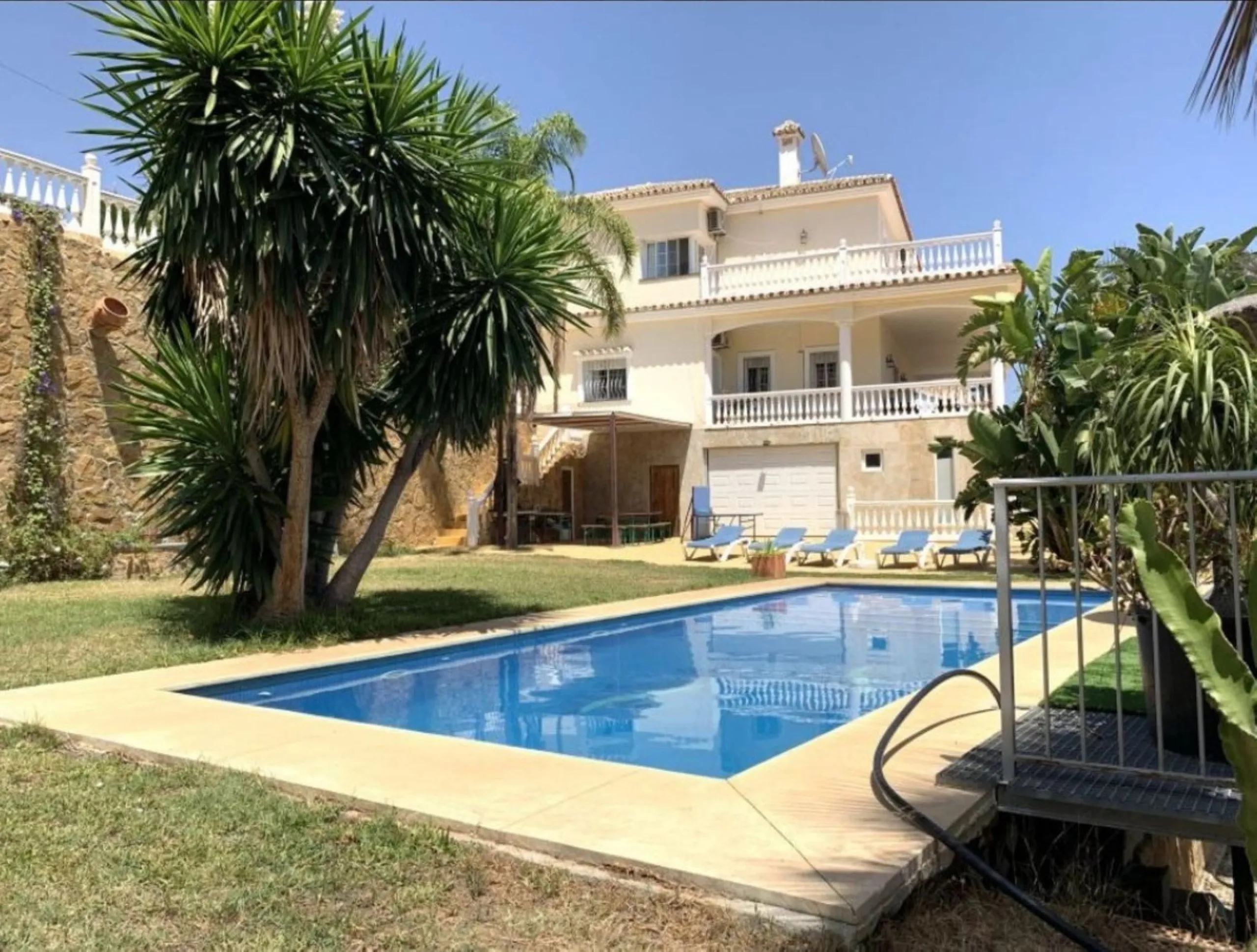 House - Detached Villa в продаже в Mijas, Málaga. В доме 5 спален и 5 ванных комнат. Площадь дома 601 м². Площадь участка 1290 м²