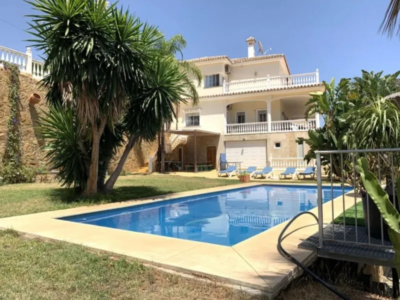 Surely the best value property in Mijas Golf with 640 square metres of construction in a large south facing plot of 1290 square meters.