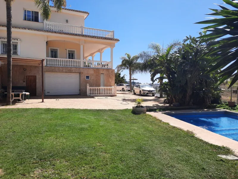 House - Detached Villa в продаже в Mijas, Málaga. В доме 5 спален и 5 ванных комнат. Площадь дома 601 м². Площадь участка 1290 м²