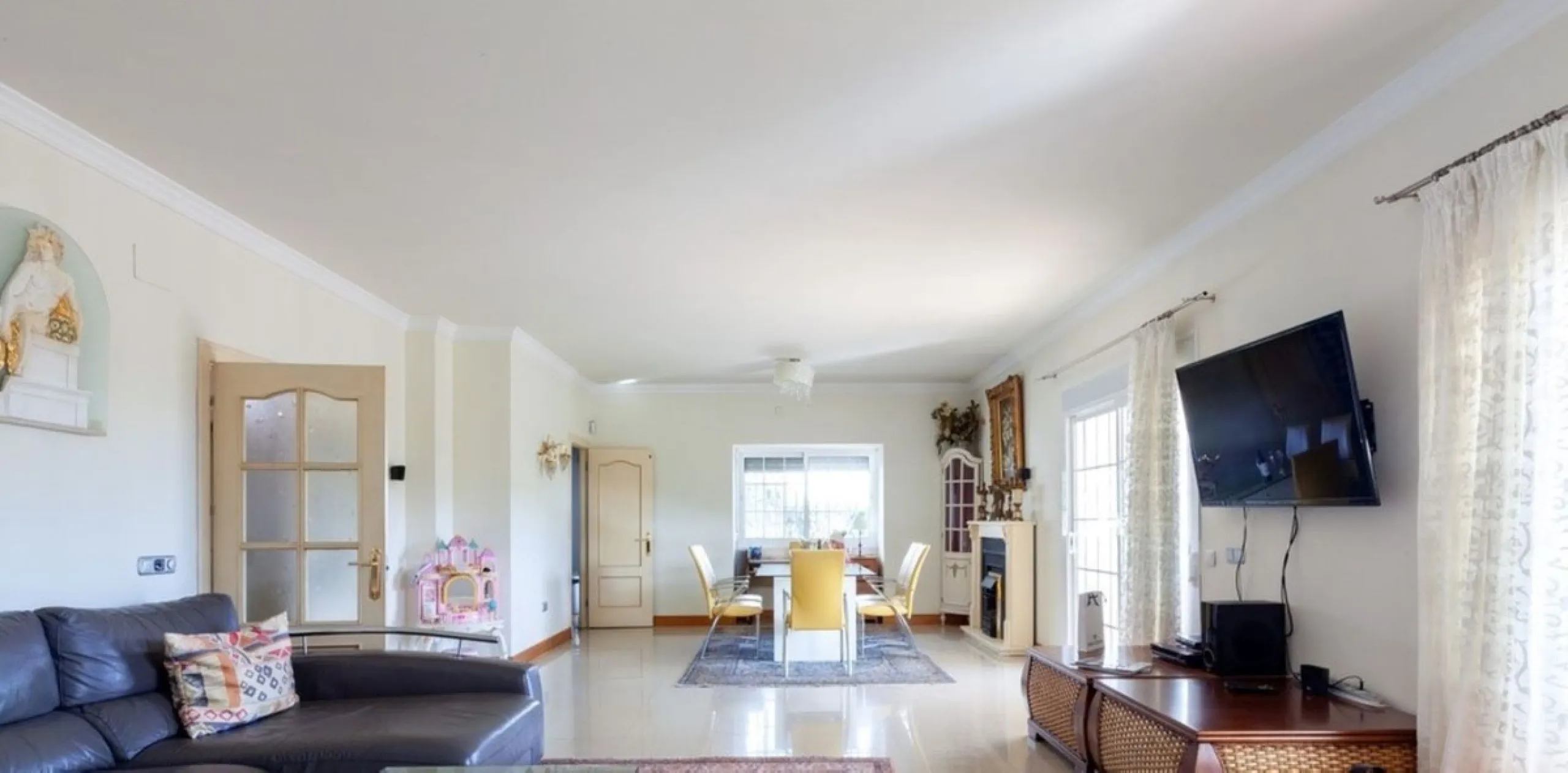 House - Detached Villa в продаже в Mijas, Málaga. В доме 5 спален и 5 ванных комнат. Площадь дома 601 м². Площадь участка 1290 м²