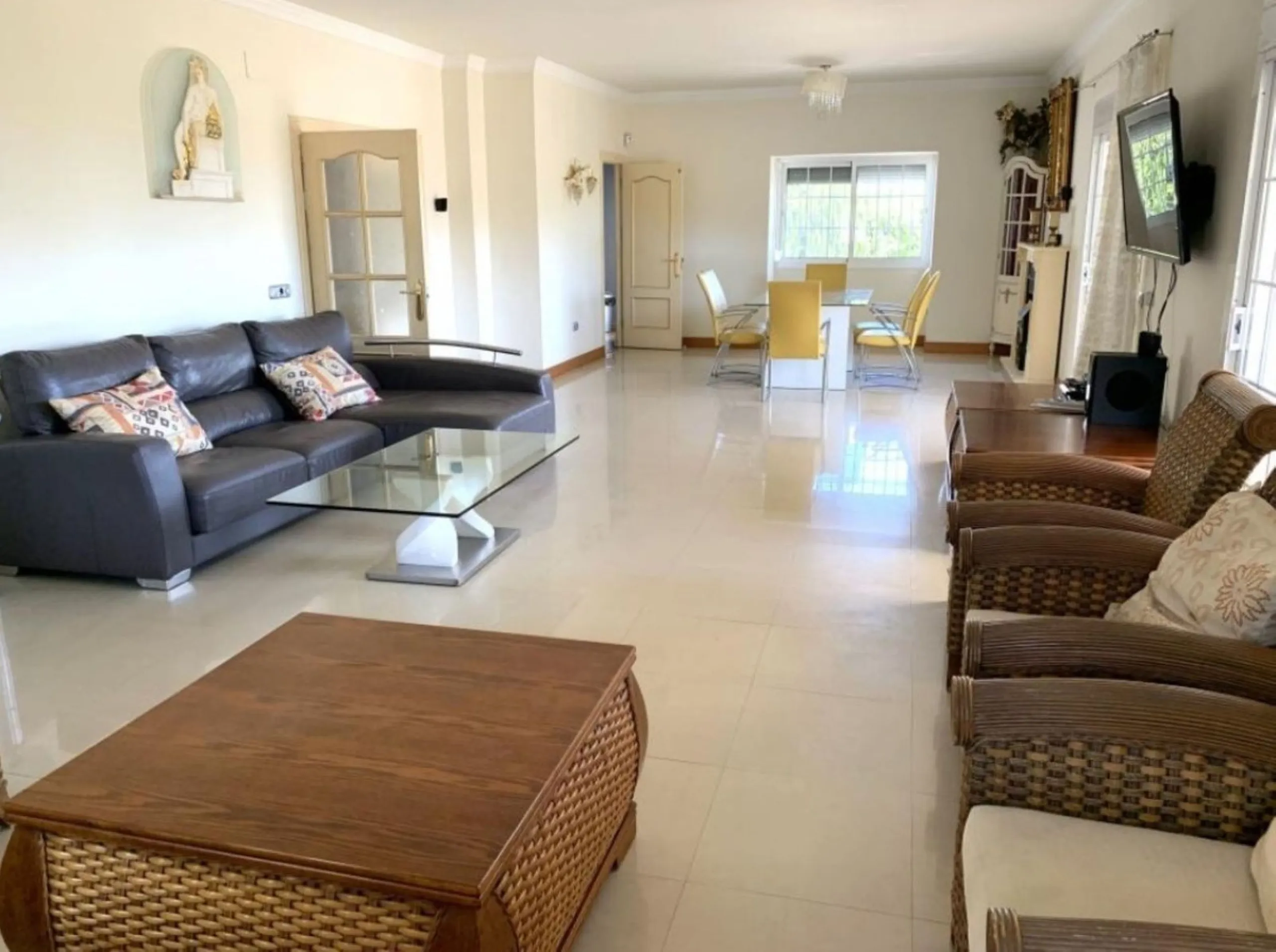 House - Detached Villa в продаже в Mijas, Málaga. В доме 5 спален и 5 ванных комнат. Площадь дома 601 м². Площадь участка 1290 м²