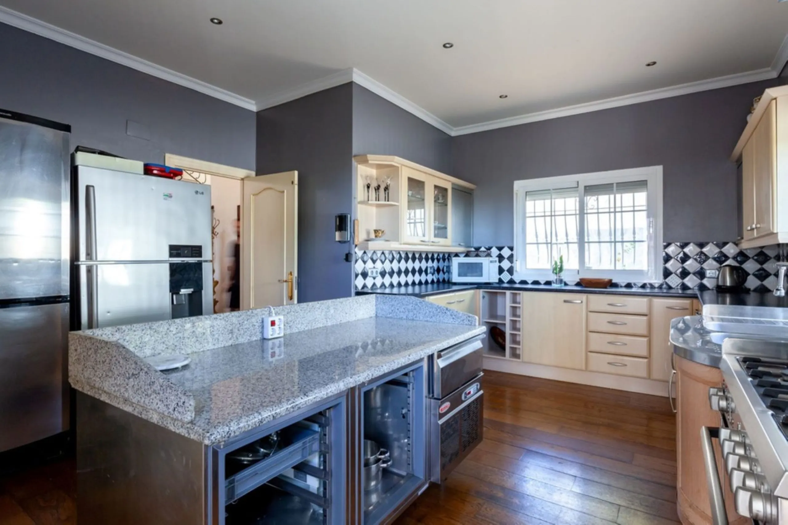 House - Detached Villa в продаже в Mijas, Málaga. В доме 5 спален и 5 ванных комнат. Площадь дома 601 м². Площадь участка 1290 м²
