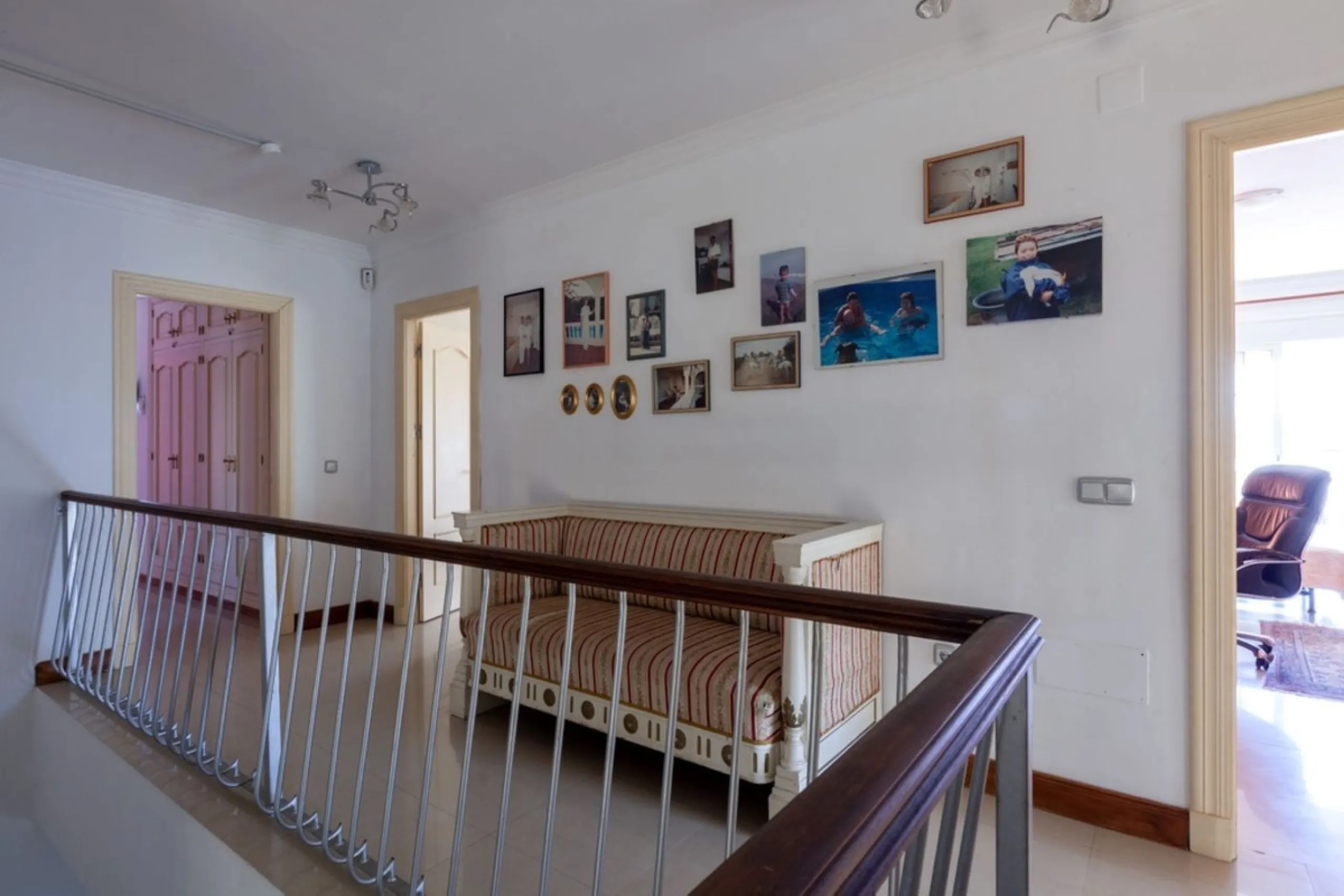 House - Detached Villa в продаже в Mijas, Málaga. В доме 5 спален и 5 ванных комнат. Площадь дома 601 м². Площадь участка 1290 м²