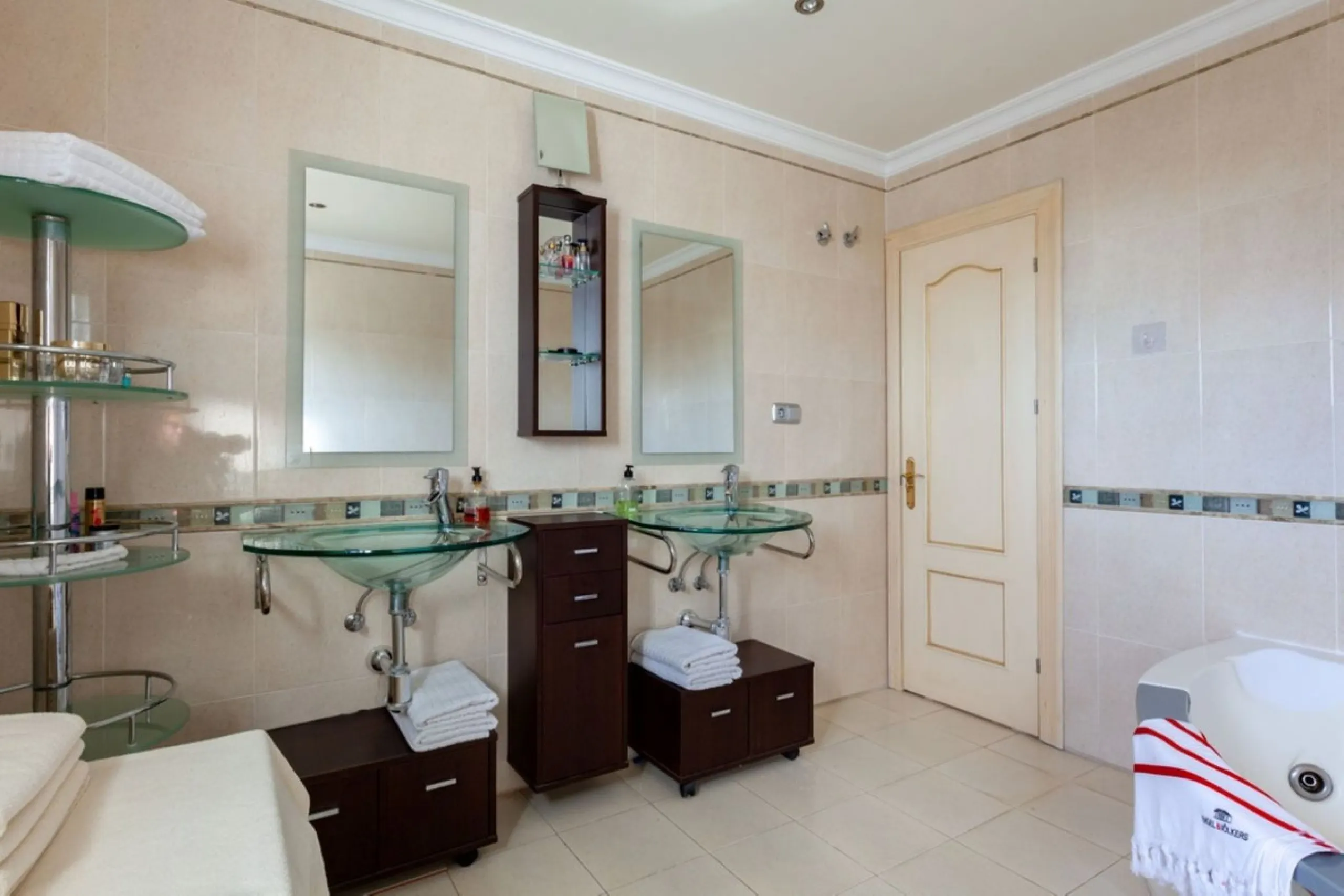House - Detached Villa в продаже в Mijas, Málaga. В доме 5 спален и 5 ванных комнат. Площадь дома 601 м². Площадь участка 1290 м²