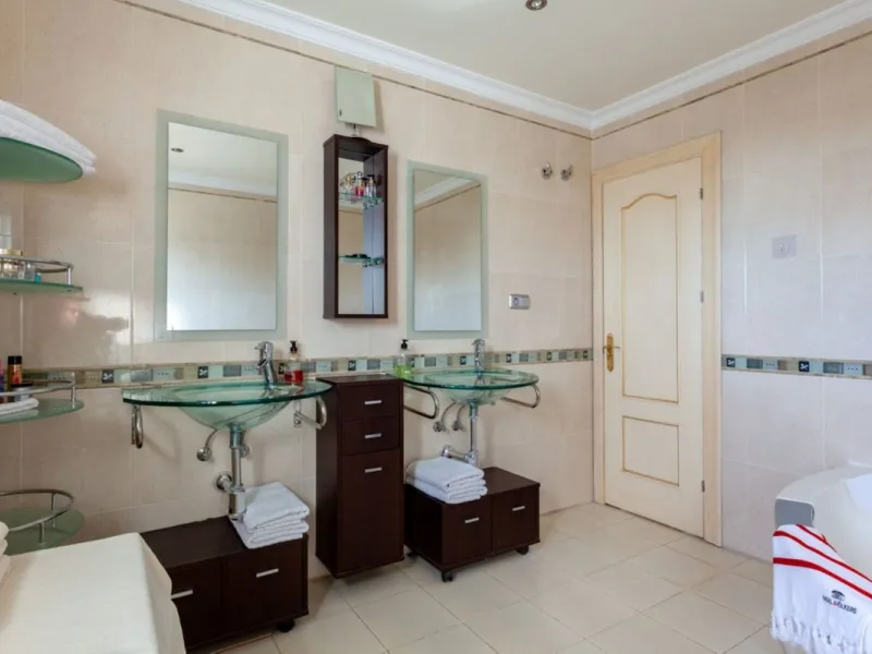 House - Detached Villa в продаже в Mijas, Málaga. В доме 5 спален и 5 ванных комнат. Площадь дома 601 м². Площадь участка 1290 м²