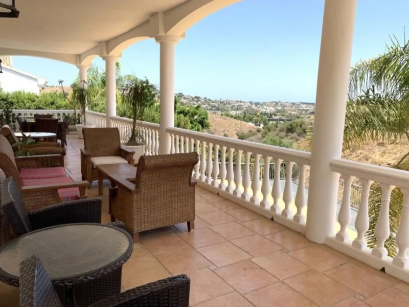 House - Detached Villa в продаже в Mijas, Málaga. В доме 5 спален и 5 ванных комнат. Площадь дома 601 м². Площадь участка 1290 м²