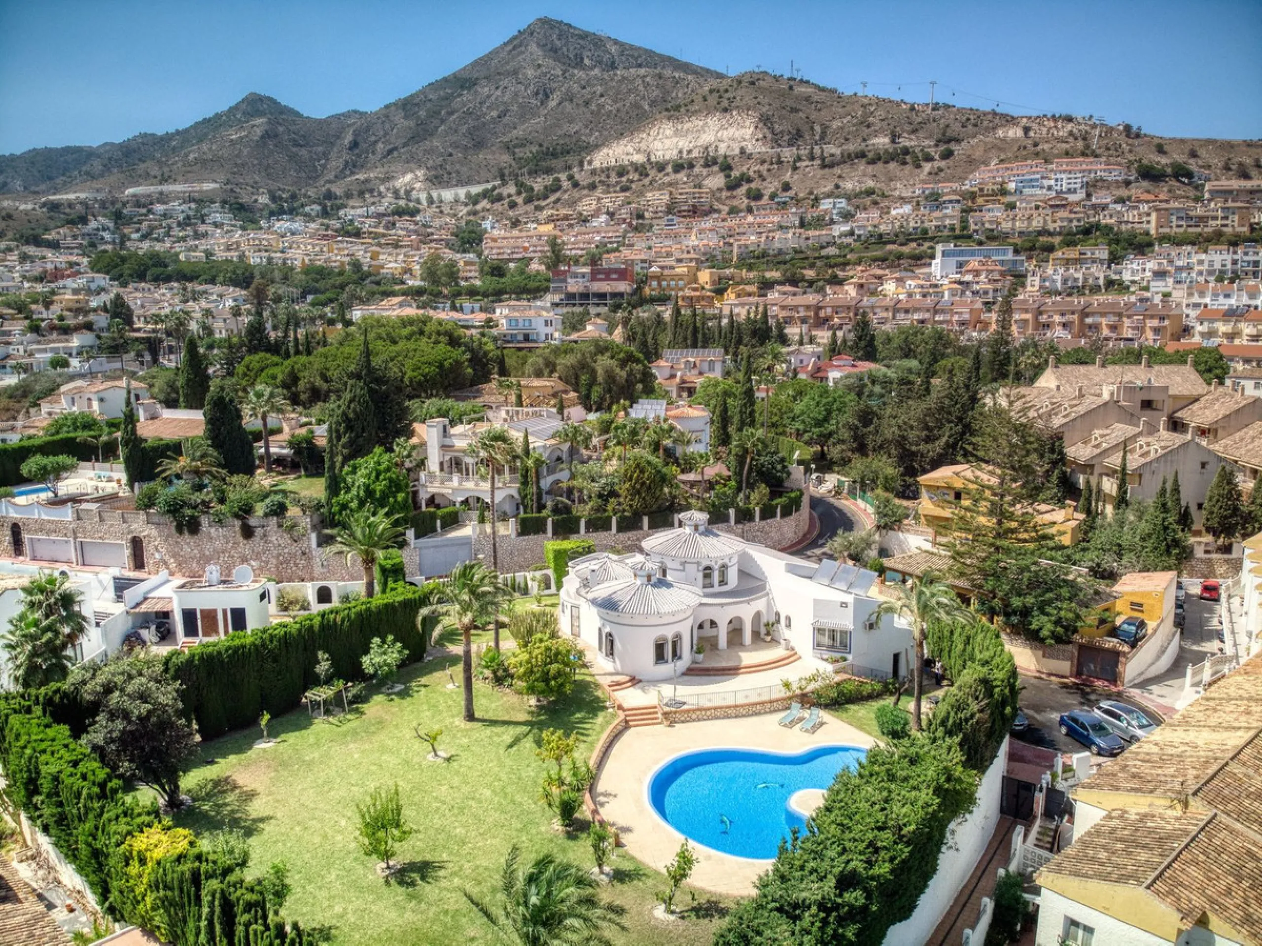 LUXURY VILLA – 2000 SQM PLOT – BENALMADENA
