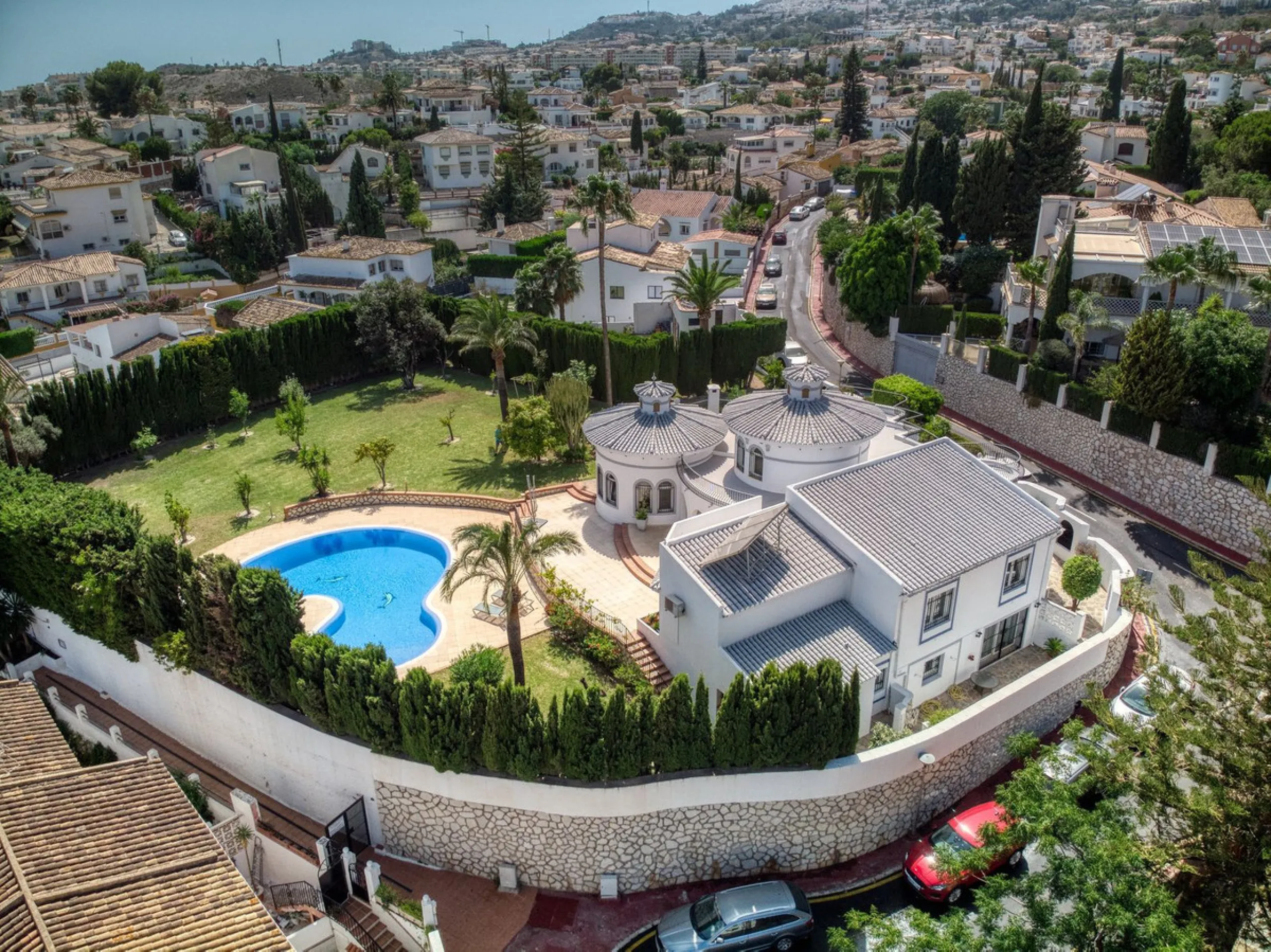 LUXURY VILLA – 2000 SQM PLOT – BENALMADENA