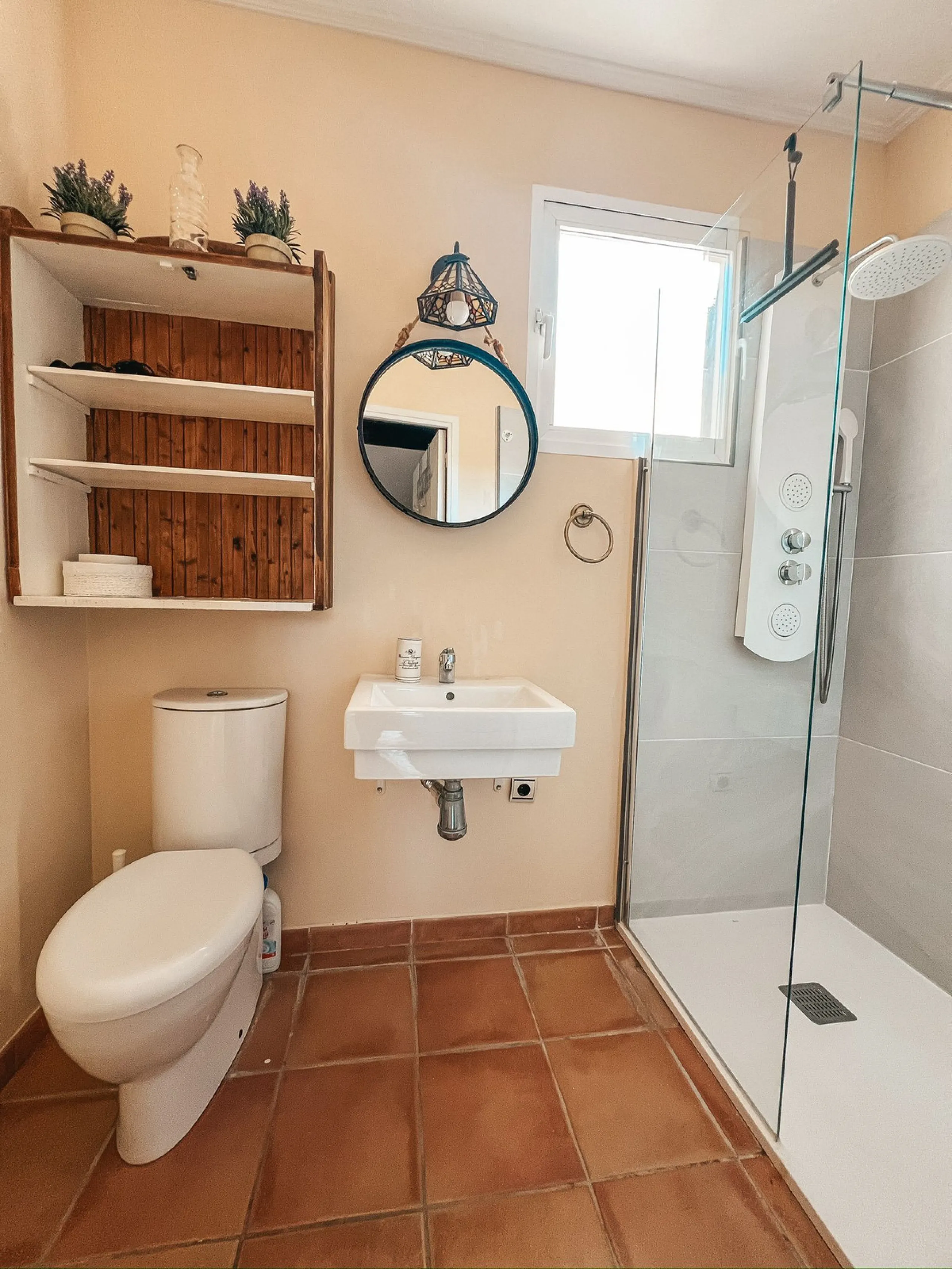 Diese außergewöhnliche Villa in der begehrten Wohngegend Los Jazmines von San Pedro de Alcantara, Malaga, bietet eine ausgezeichnete Gelegenheit für Wohnzwecke oder eine rentable Investition. Das Objekt verfügt über einen gültigen