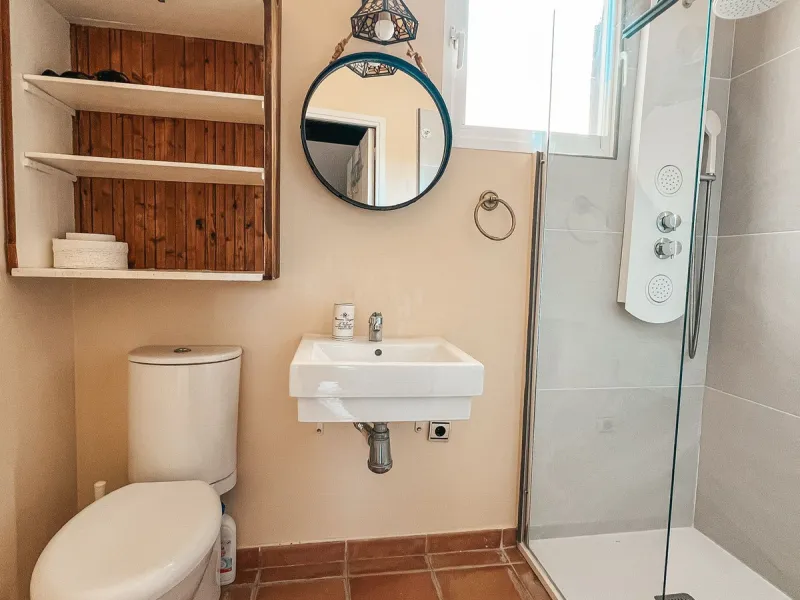 Diese außergewöhnliche Villa in der begehrten Wohngegend Los Jazmines von San Pedro de Alcantara, Malaga, bietet eine ausgezeichnete Gelegenheit für Wohnzwecke oder eine rentable Investition. Das Objekt verfügt über einen gültigen