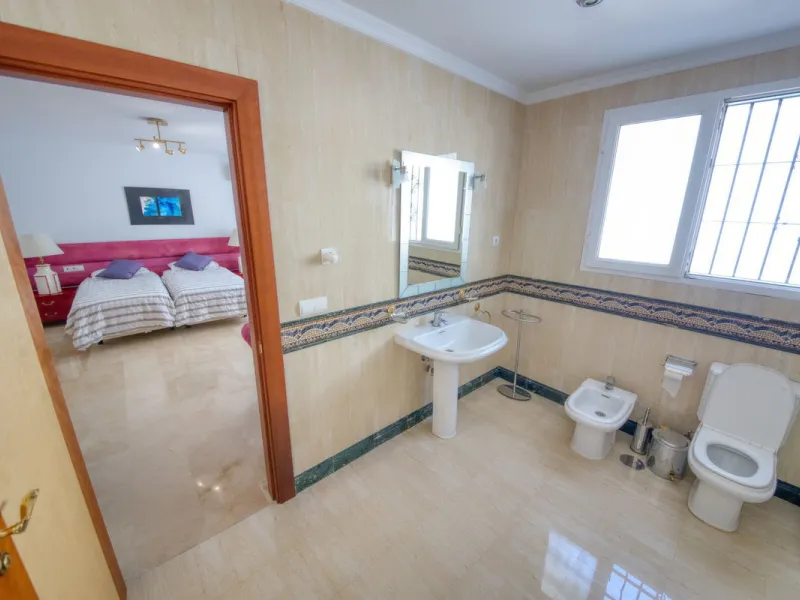 LUXURY VILLA – 2000 SQM PLOT – BENALMADENA