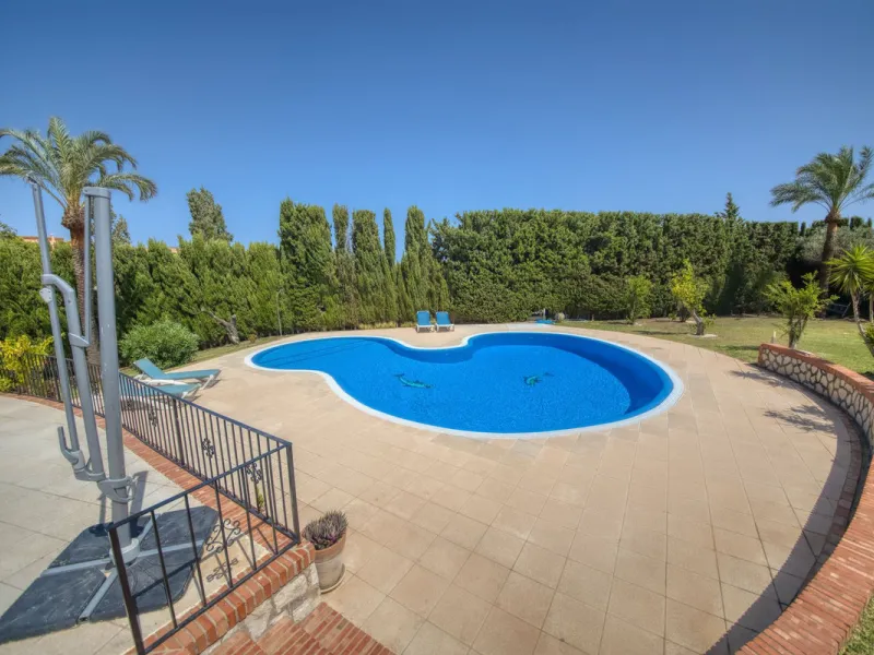 LUXURY VILLA – 2000 SQM PLOT – BENALMADENA