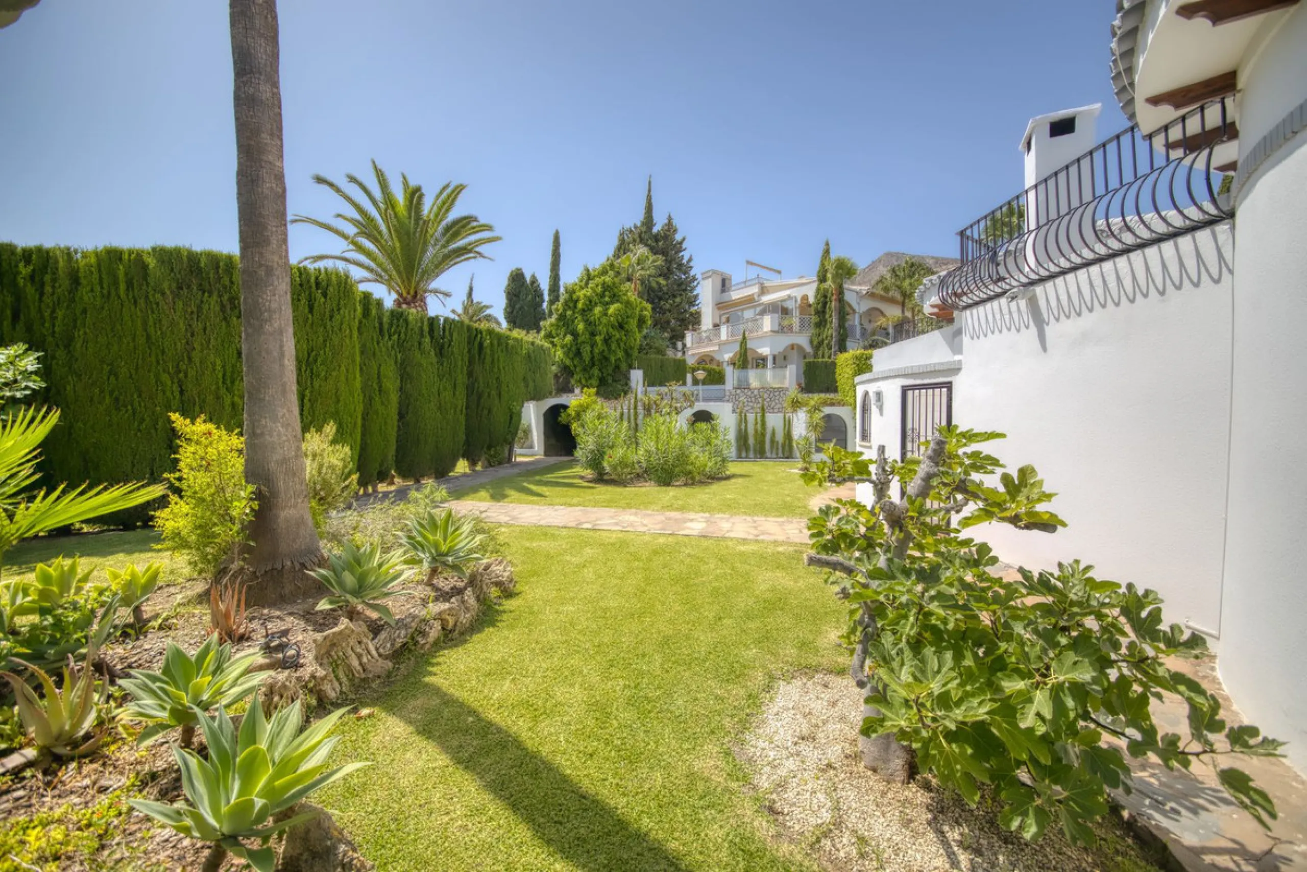 LUXURY VILLA – 2000 SQM PLOT – BENALMADENA