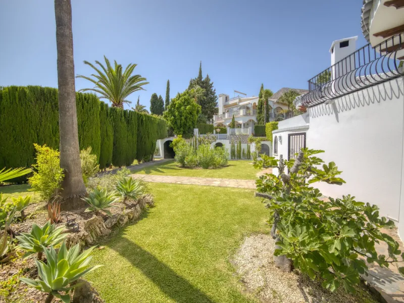 LUXURY VILLA – 2000 SQM PLOT – BENALMADENA