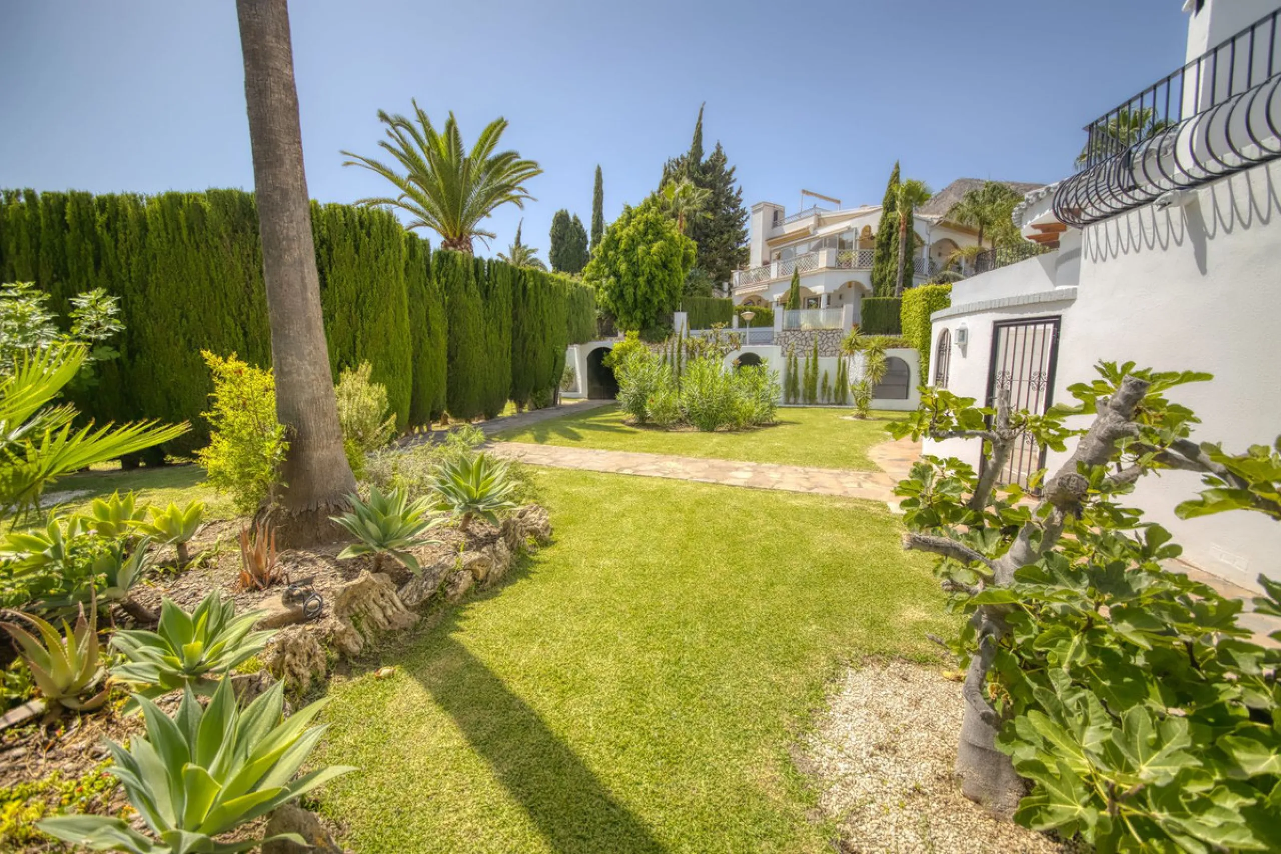 LUXURY VILLA – 2000 SQM PLOT – BENALMADENA