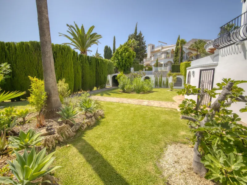 LUXURY VILLA – 2000 SQM PLOT – BENALMADENA