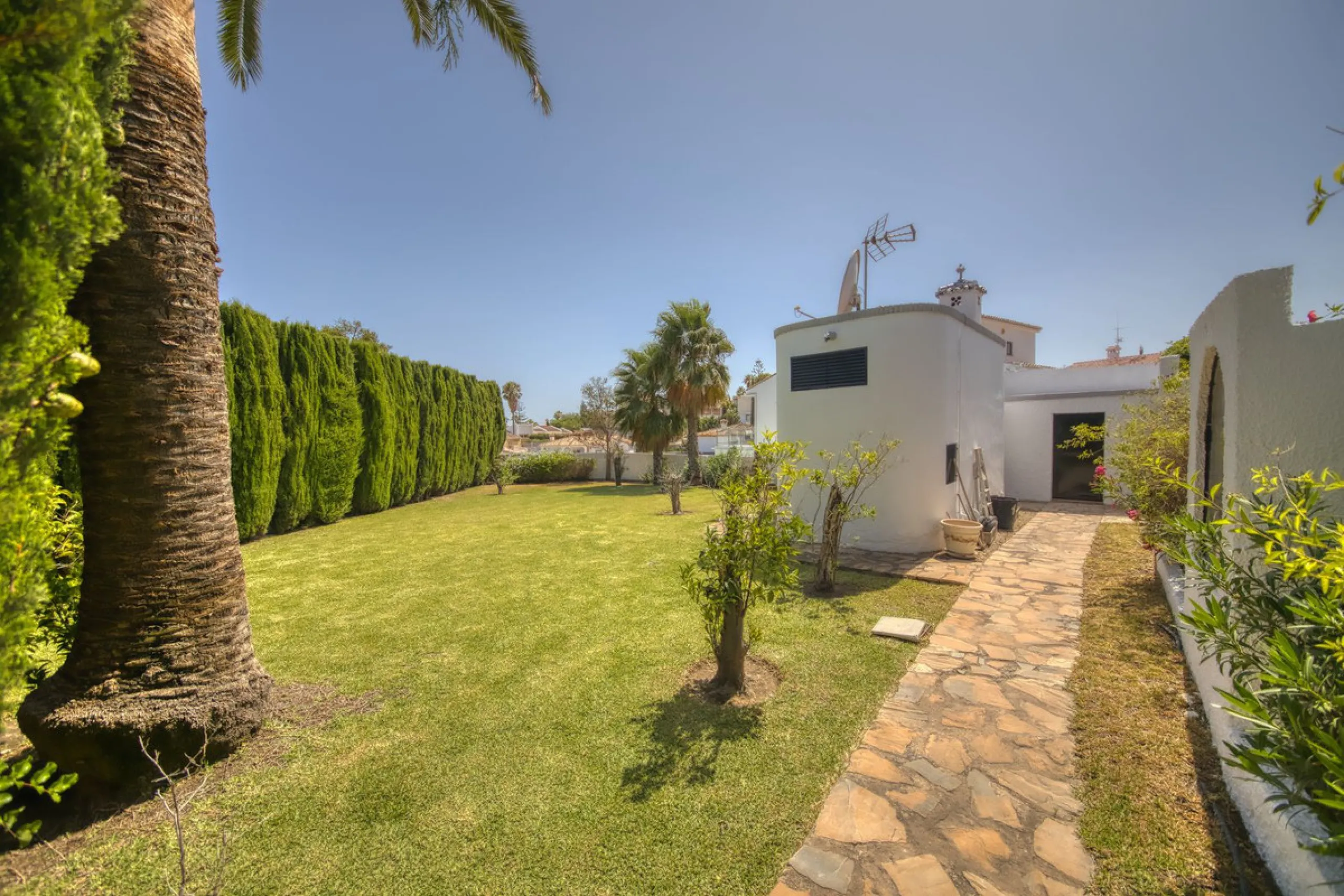 LUXURY VILLA – 2000 SQM PLOT – BENALMADENA